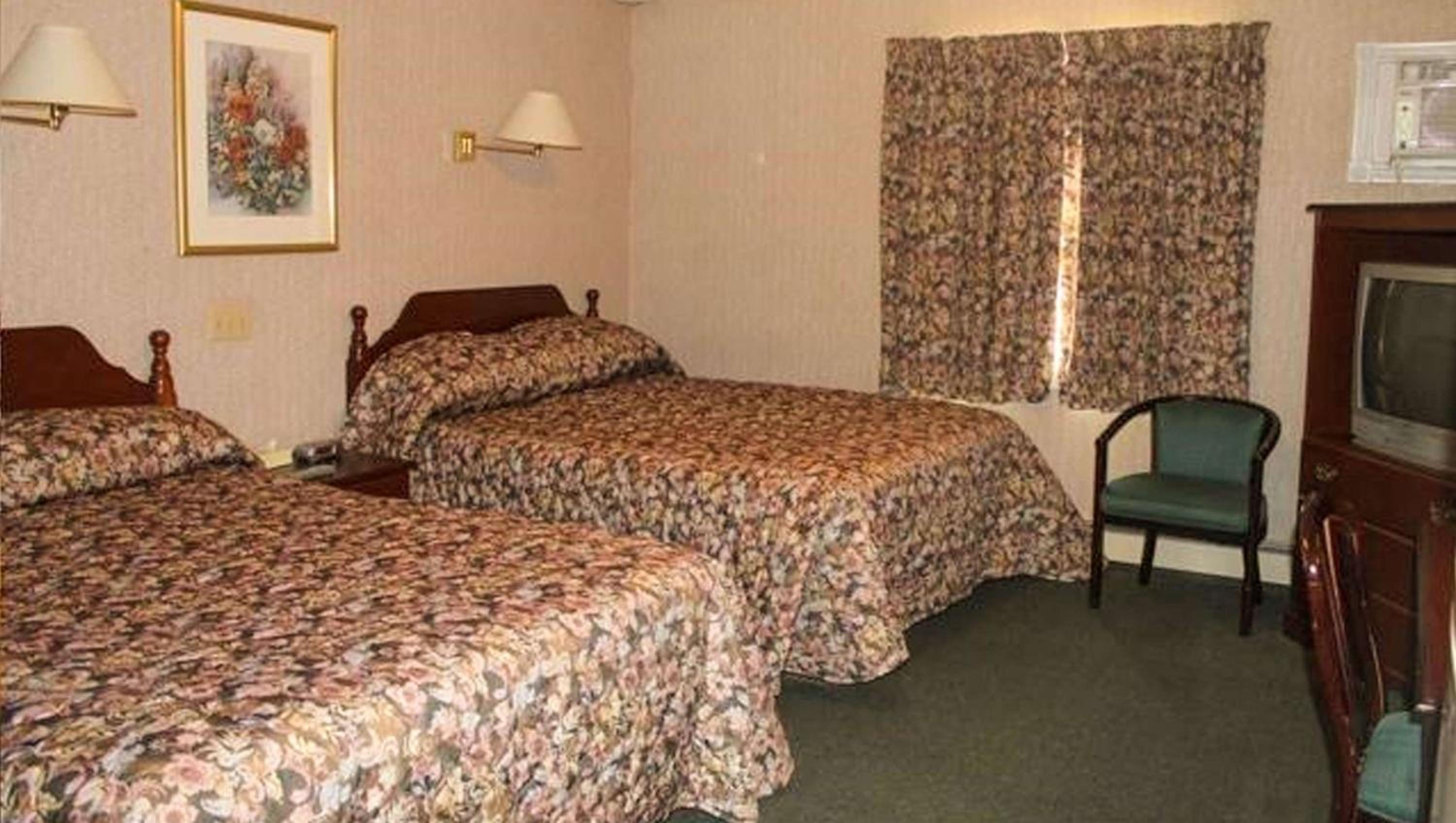 Queen Room with Two Queen Beds - Photo 2