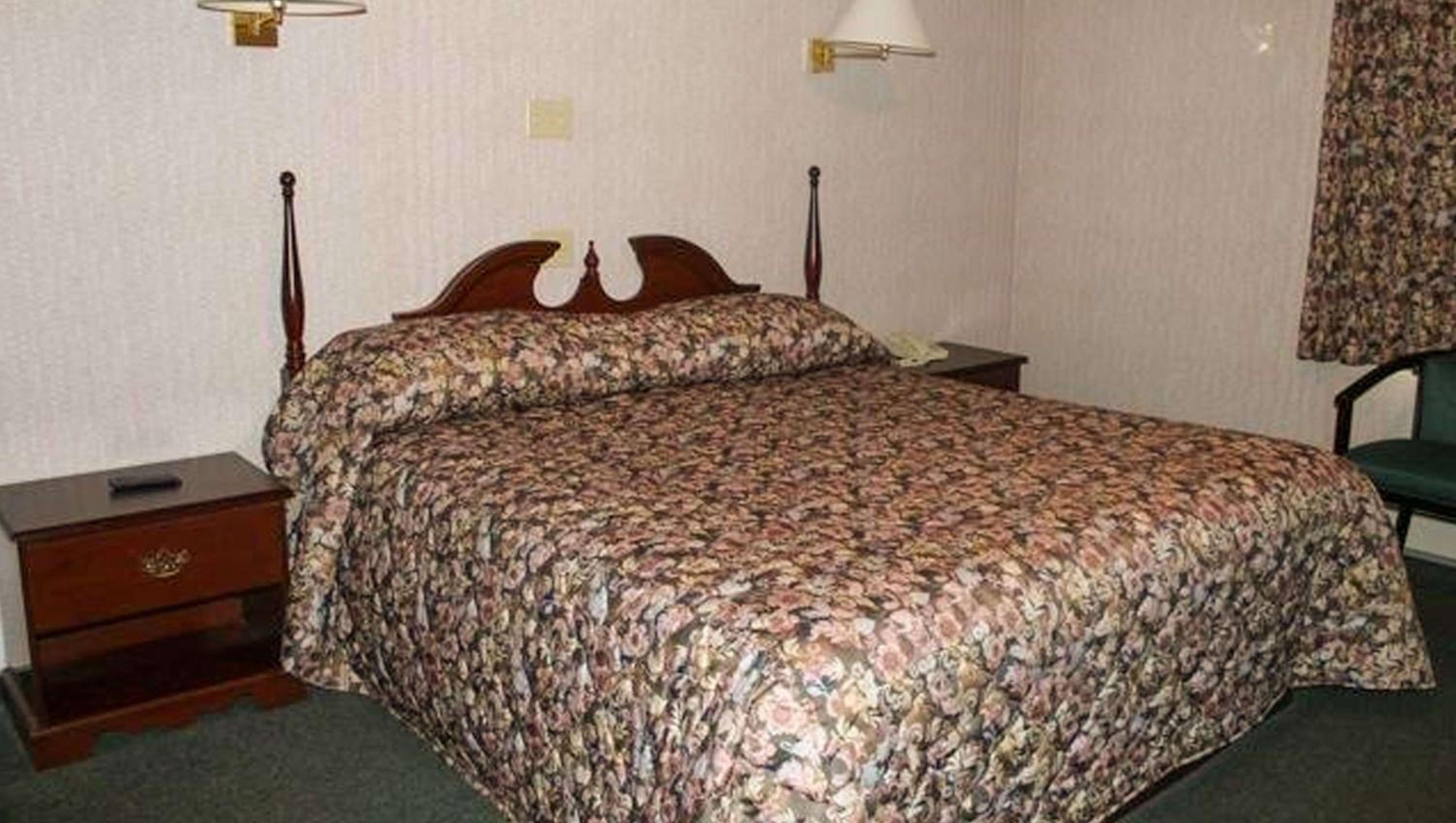 Queen Room with Two Queen Beds - Photo 3
