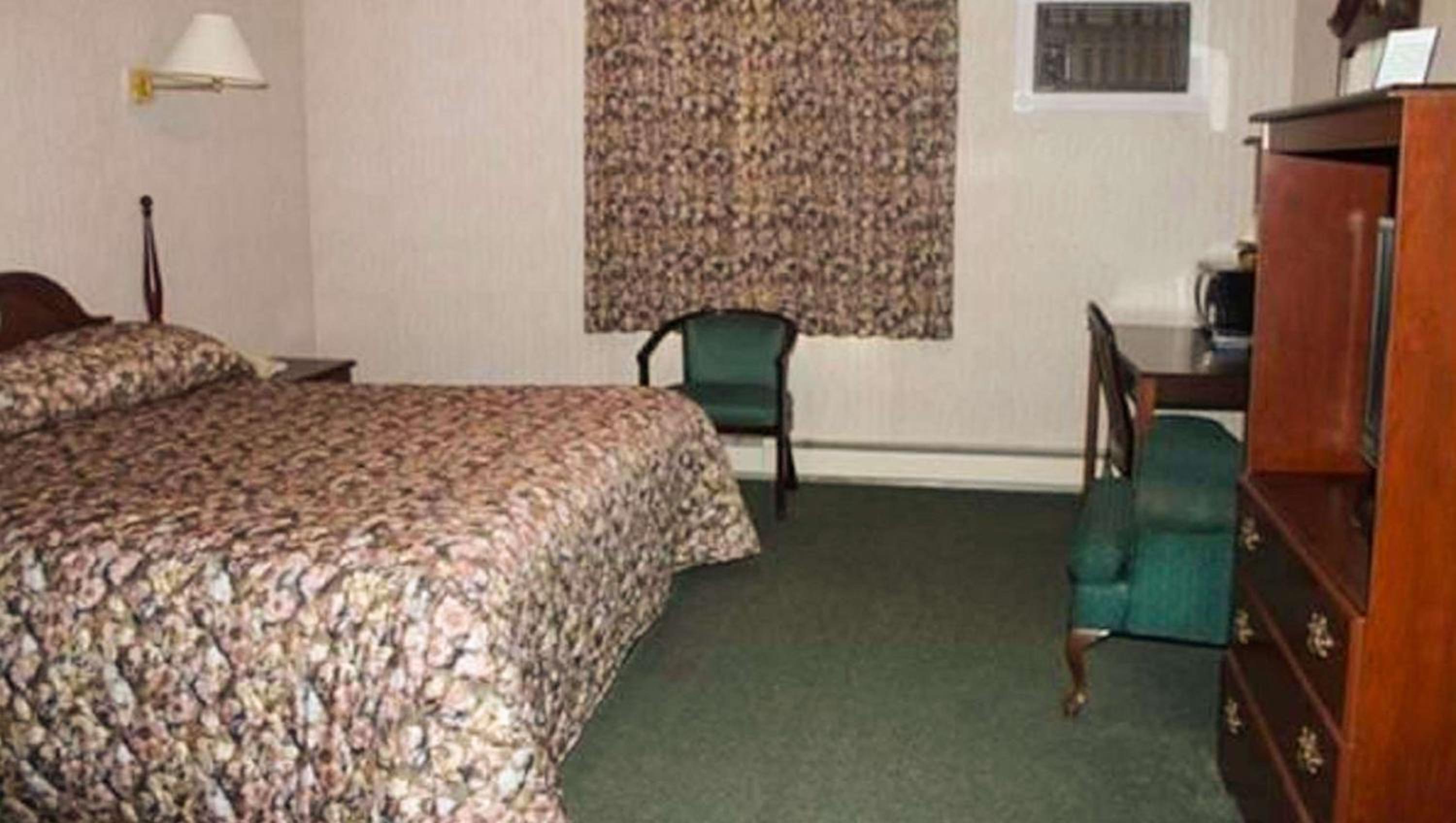 Queen Room with Two Queen Beds - Photo 4