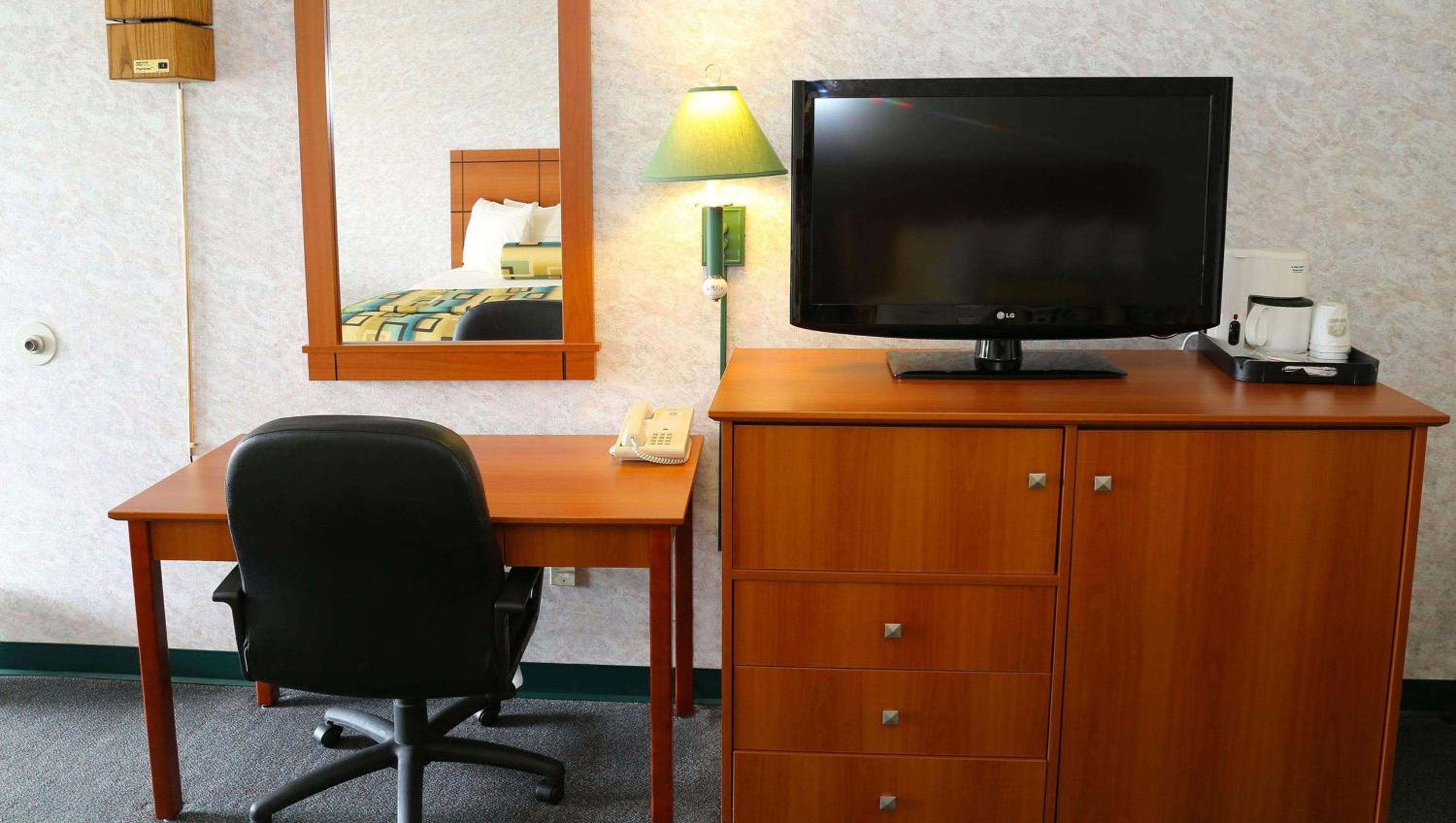 Standard Queen Room with Two Queen Beds photo 3