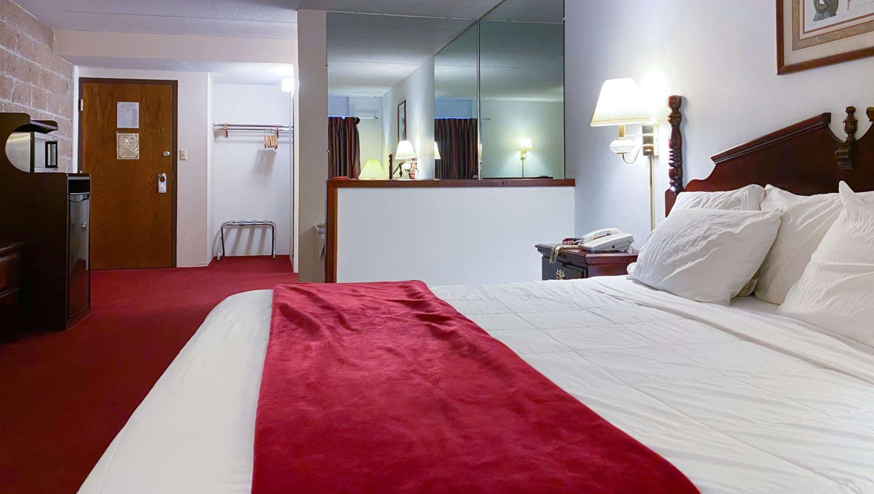 King Room with Spa Bath - Photo 3