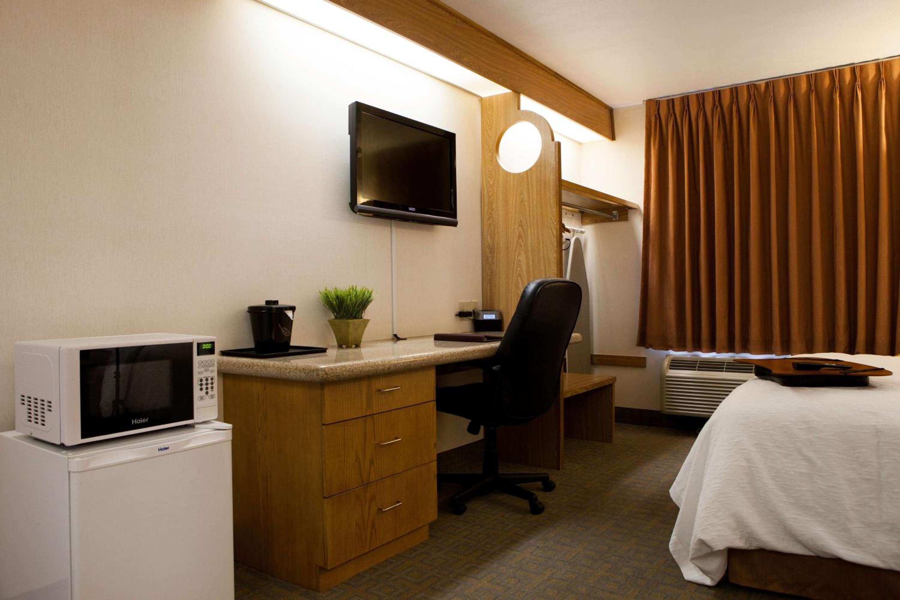 Queen Room - Non-Smoking - Photo 4