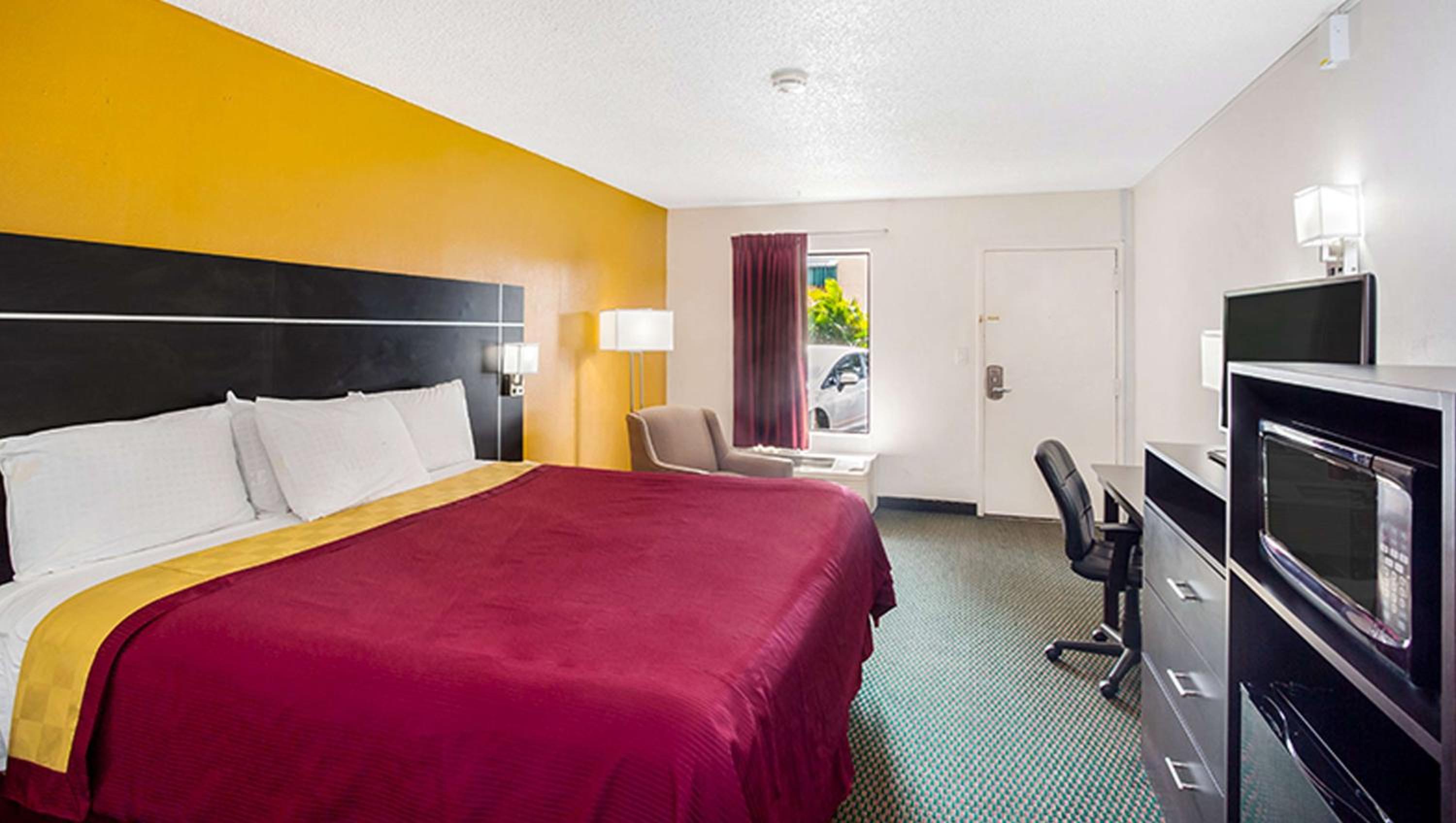King Room - Non-Smoking - Photo 5