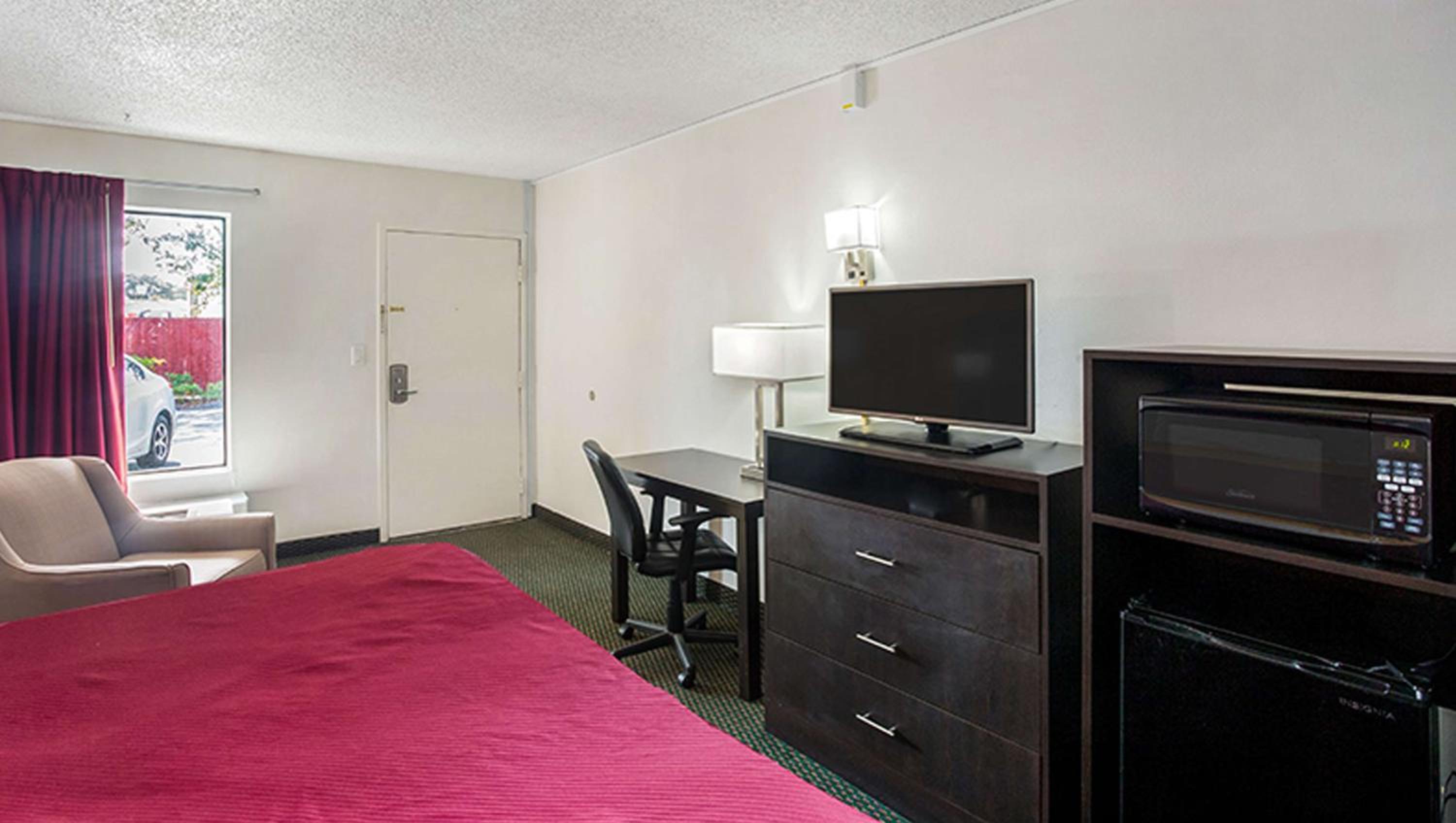 King Room - Non-Smoking - Photo 4