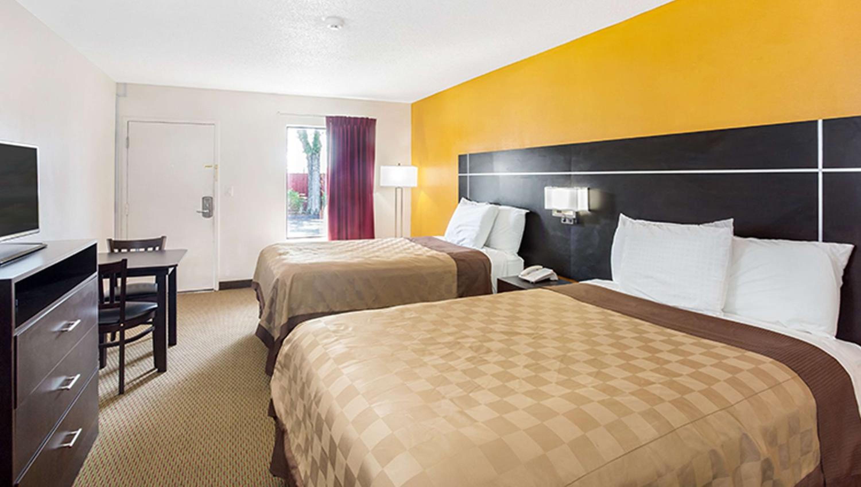 Double Room with Two Double Beds - Non-Smoking - Photo 2