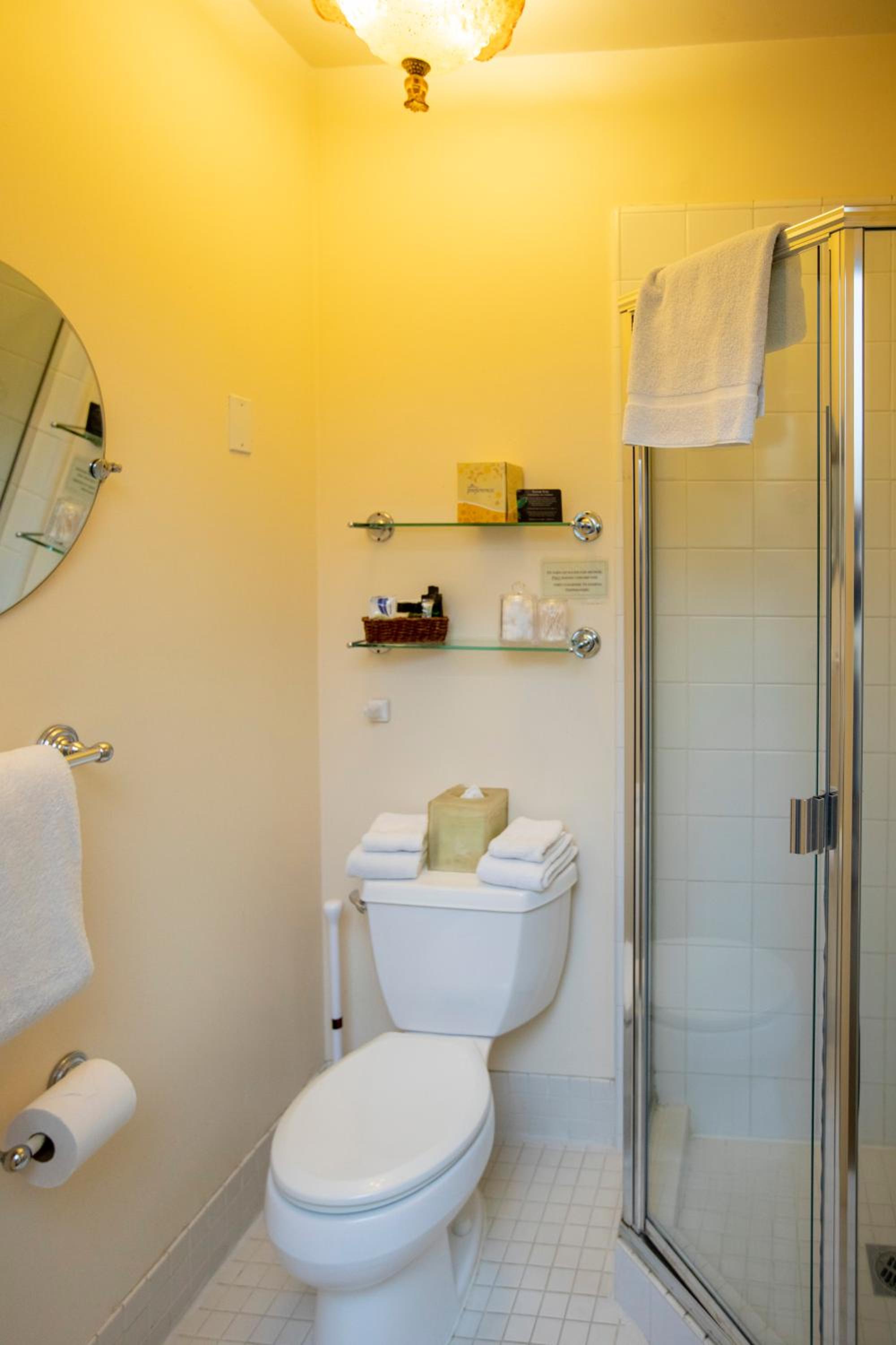 Standard Queen Room - Photo 19
