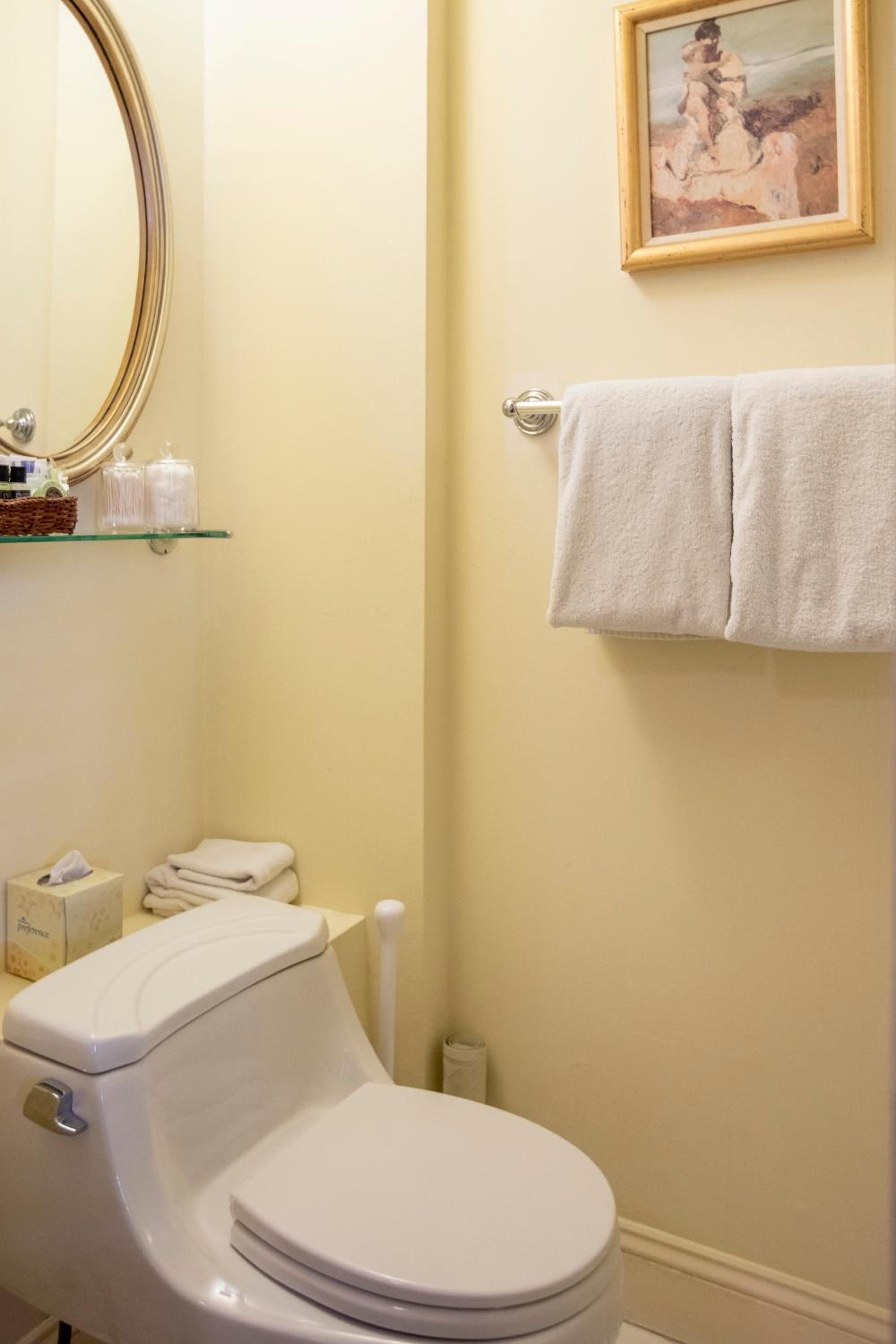 Standard Queen Room - Photo 20