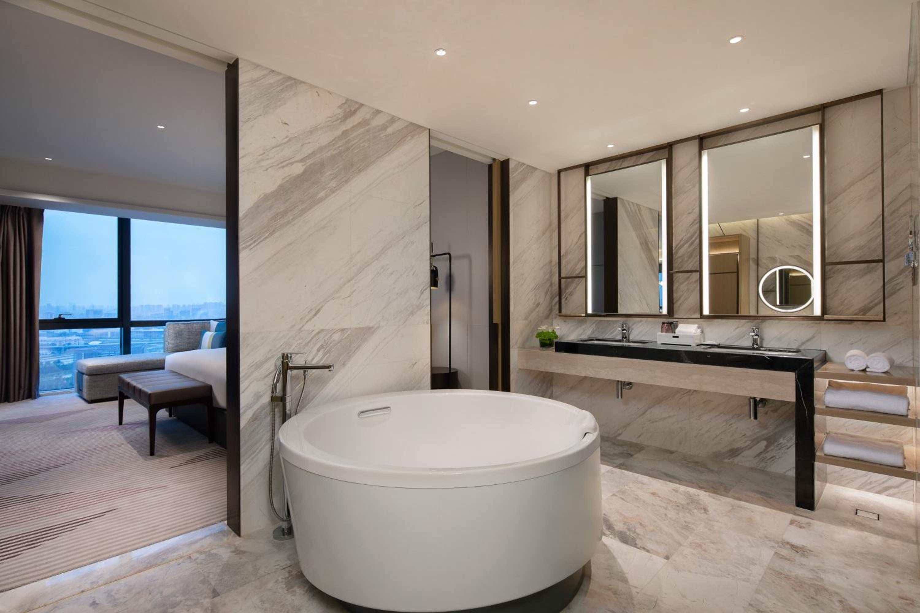 One-Bedroom Suite with Lake View - High Floor/Lounge Access - Photo 2