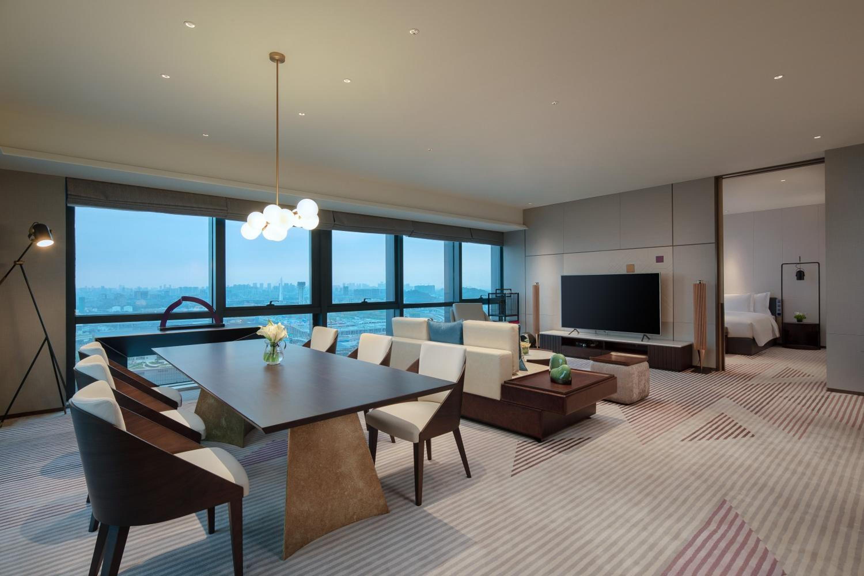 One-Bedroom Suite with Lake View - High Floor/Lounge Access - Photo 3