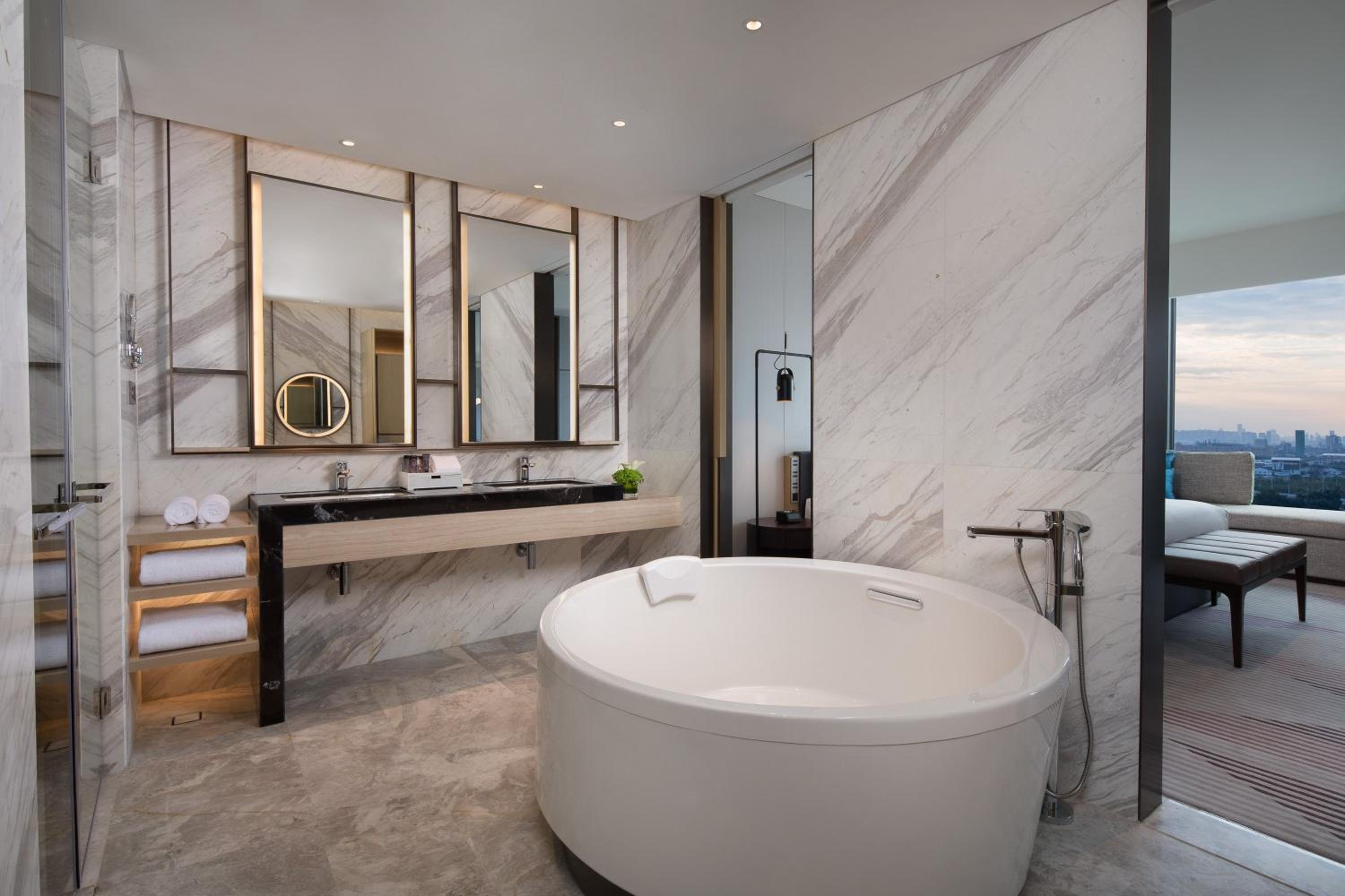 1 King One-Bedroom Suite-Lake View