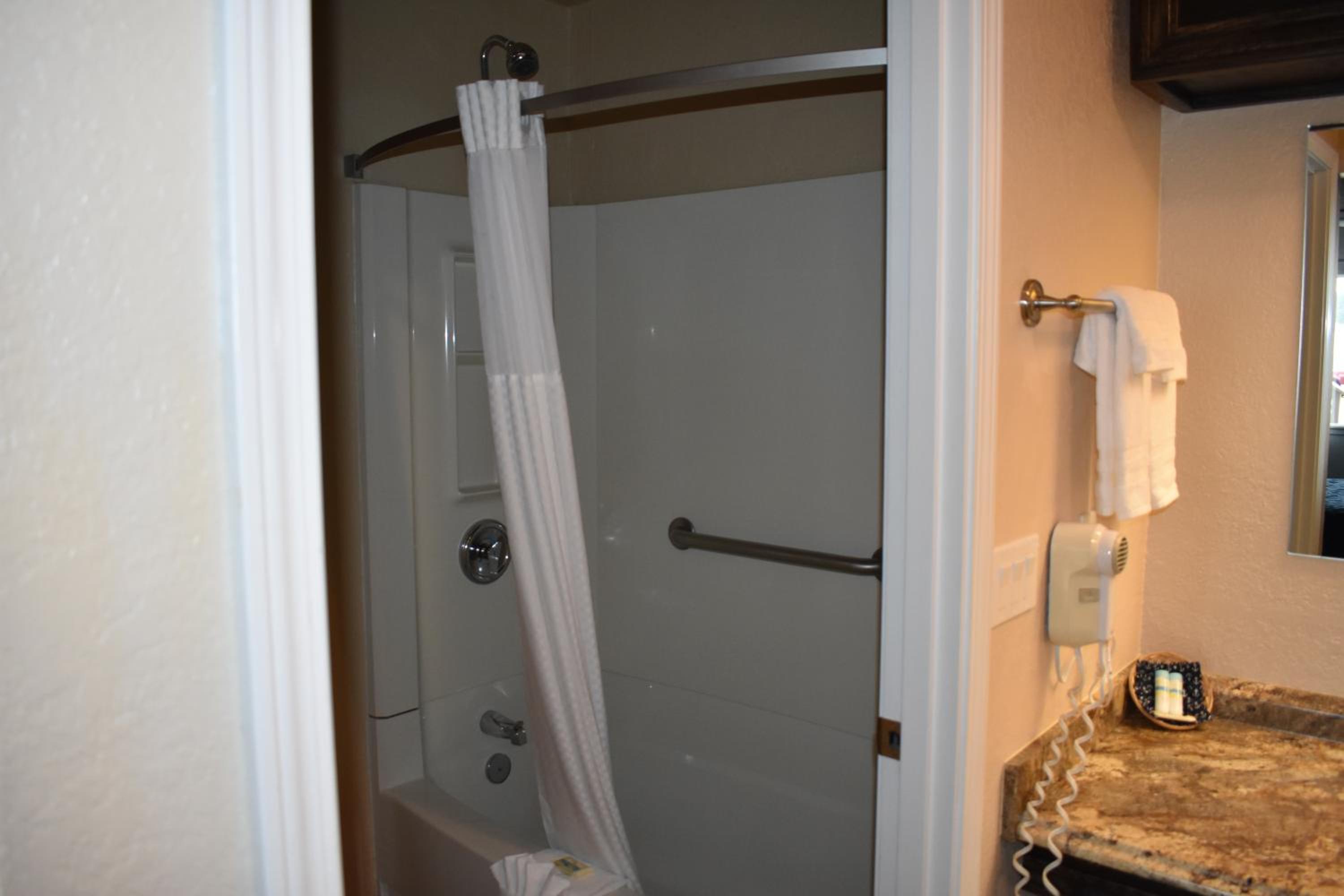 Queen Room with Two Queen Beds photo 3