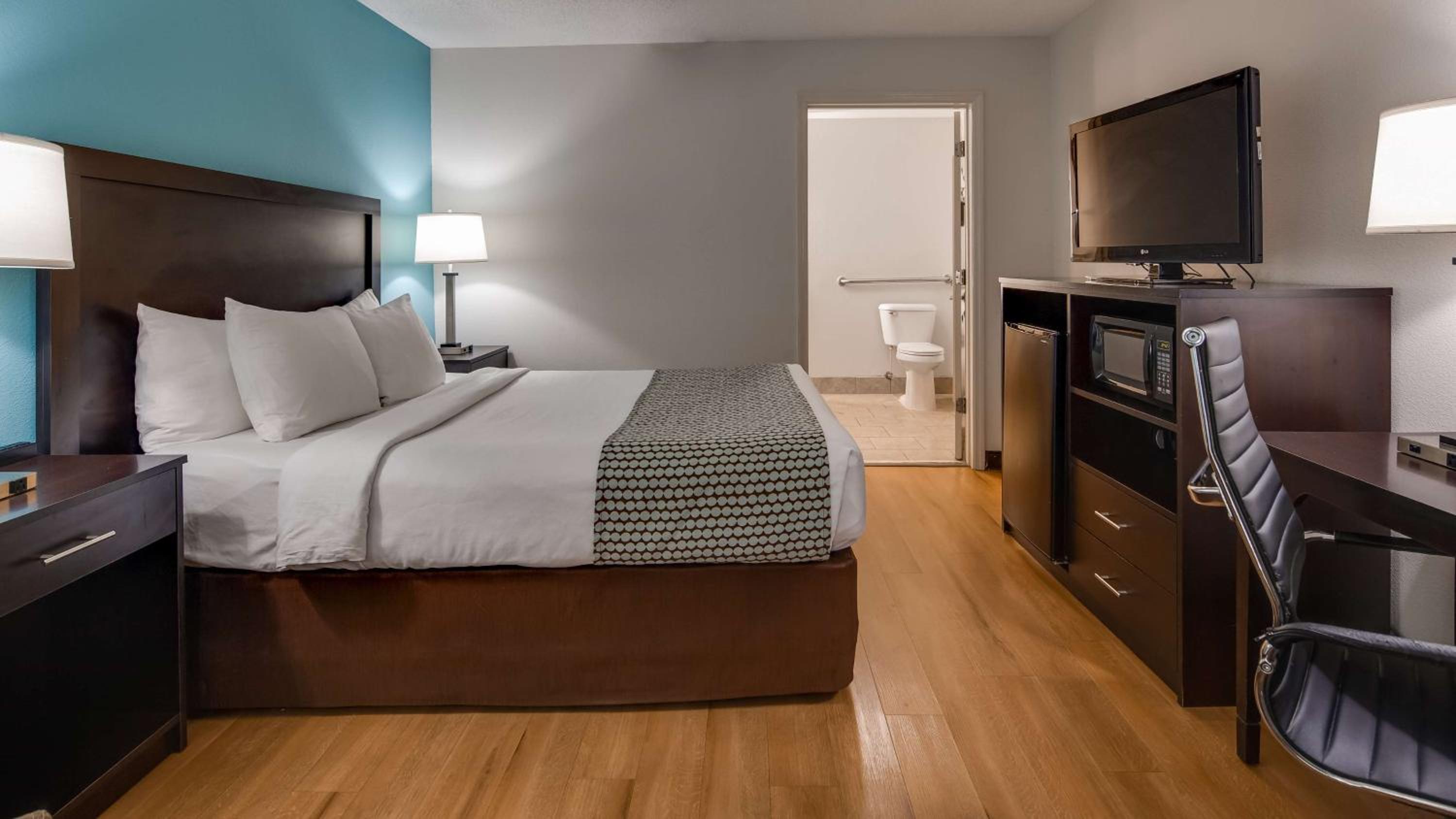 Queen Room with Roll-in Shower - Smoking/Disability Access - Photo 2