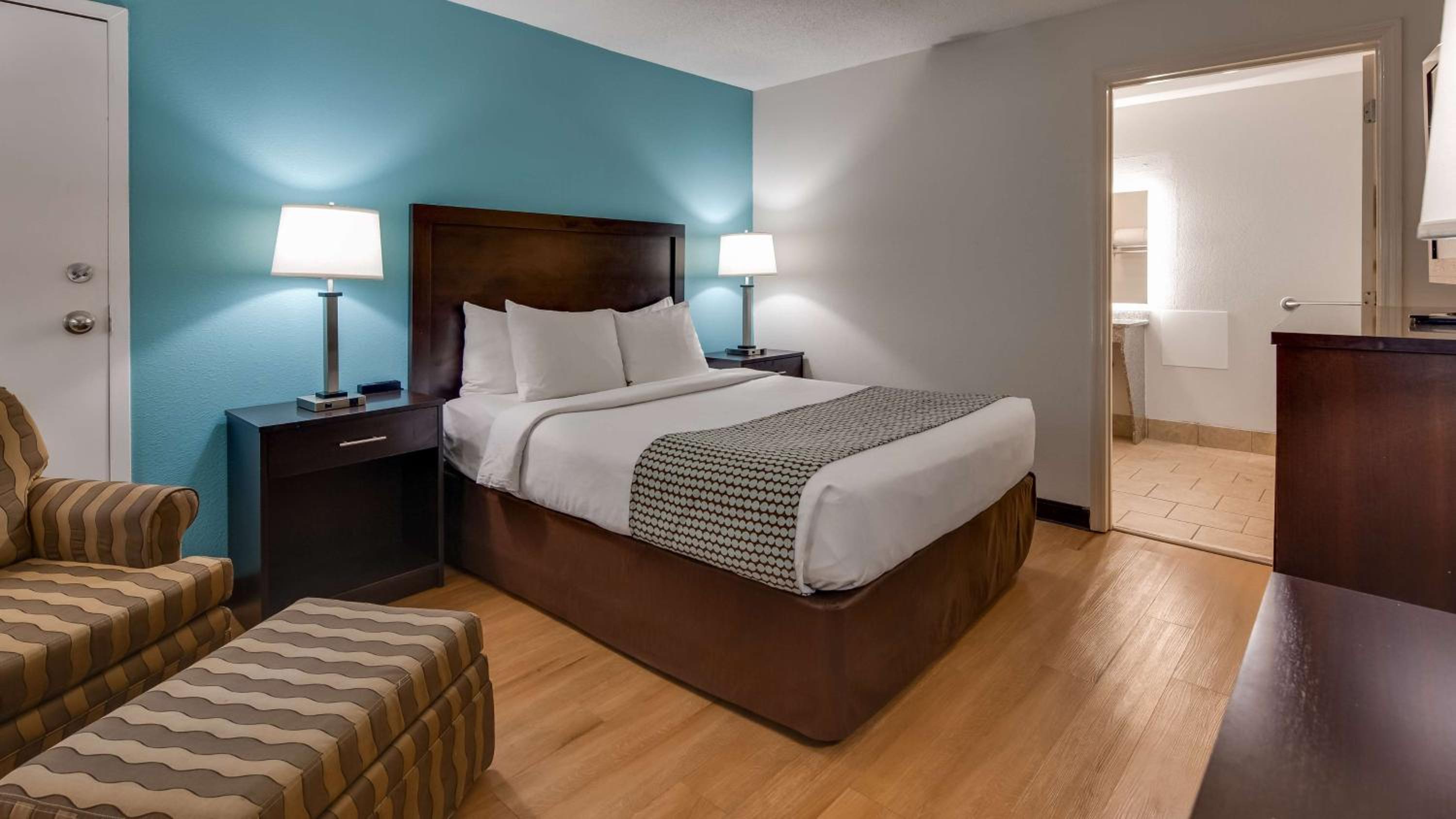 Queen Room with Roll-in Shower - Smoking/Disability Access - Photo 1