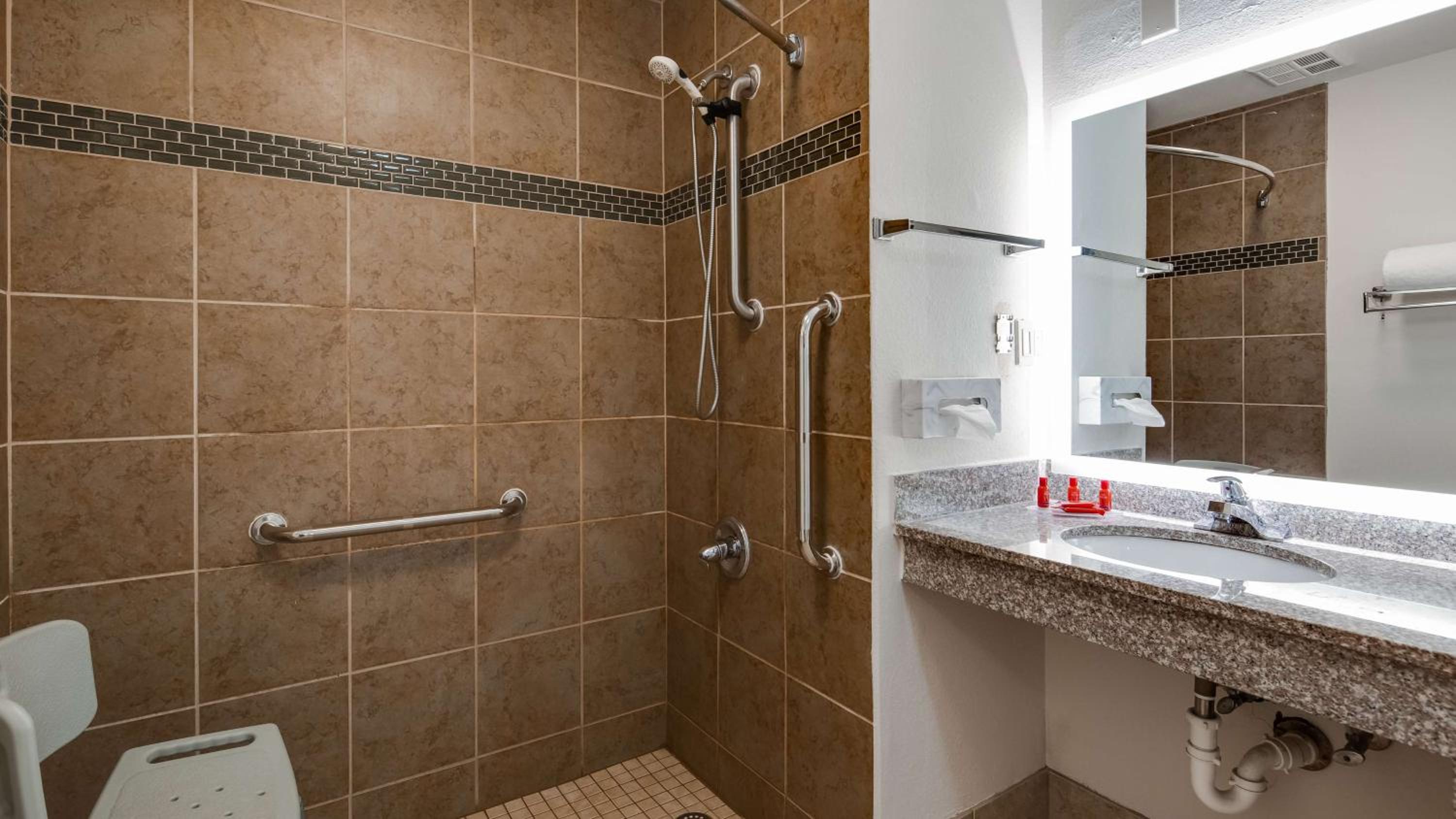 Queen Room with Roll-in Shower - Smoking/Disability Access - Photo 5