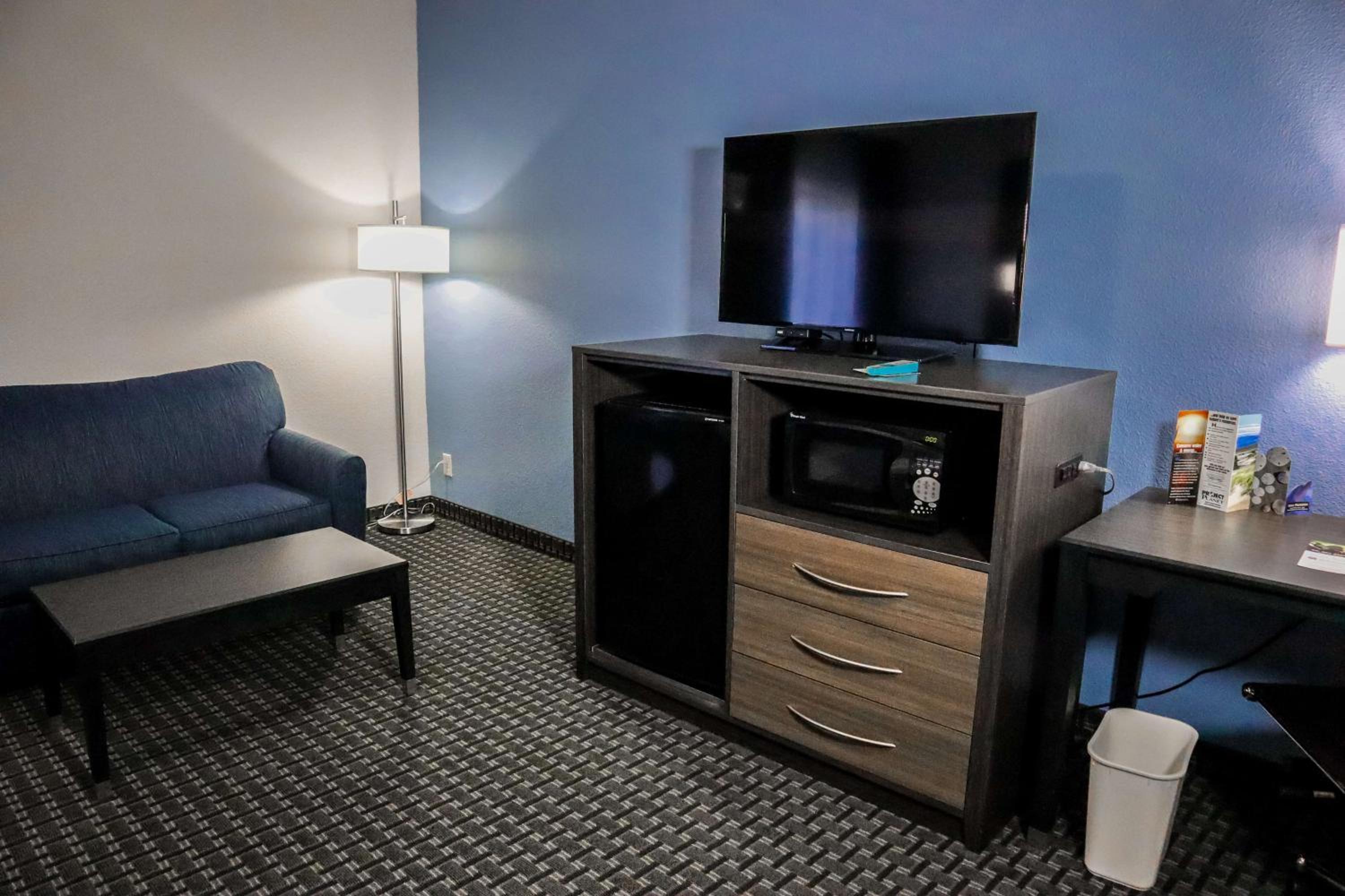 Large King Room - Non-Smoking - Photo 3