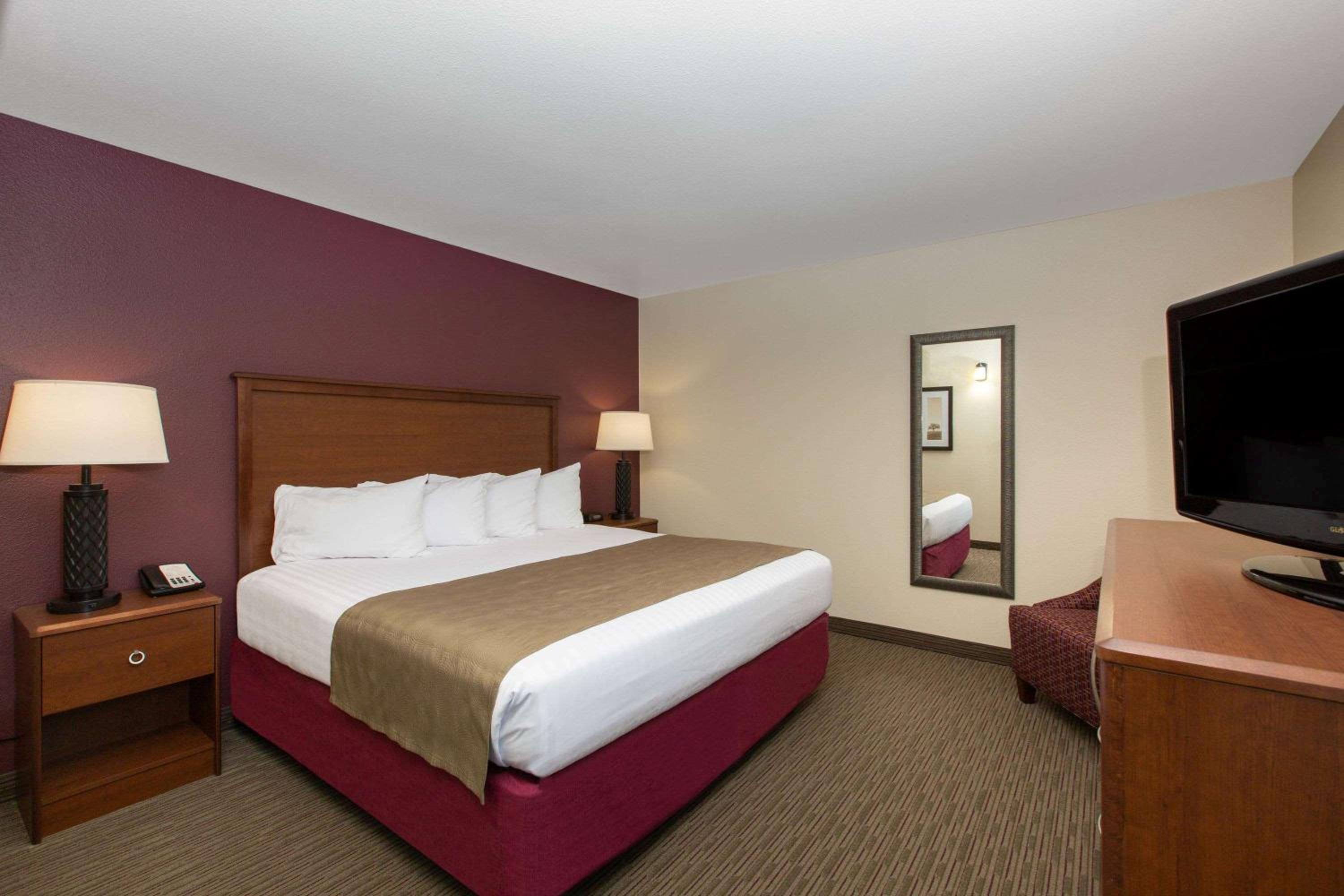 Deluxe King Room - Non-Smoking photo 1