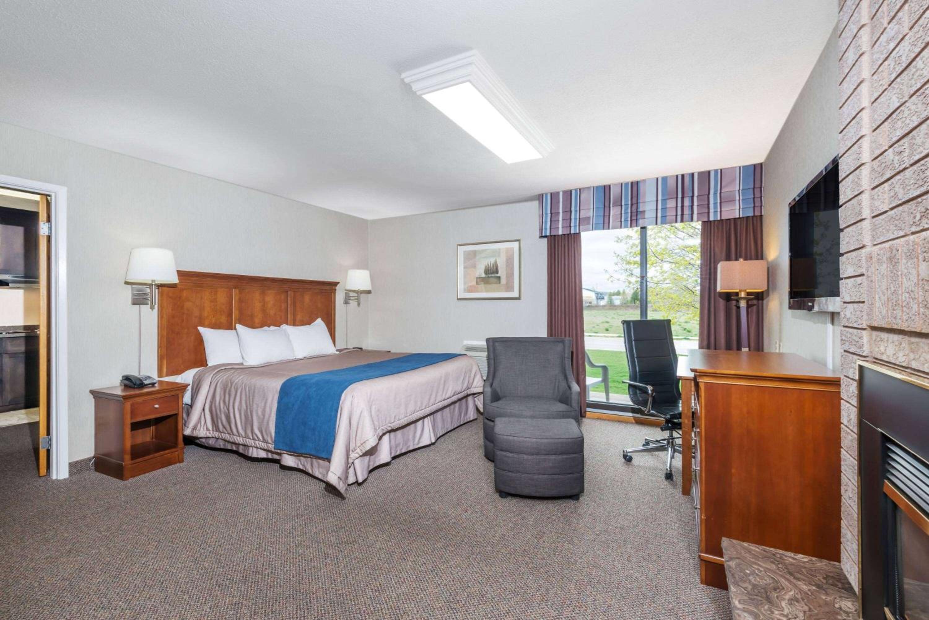 Deluxe King Suite with Street View - Non-Smoking - Photo 4