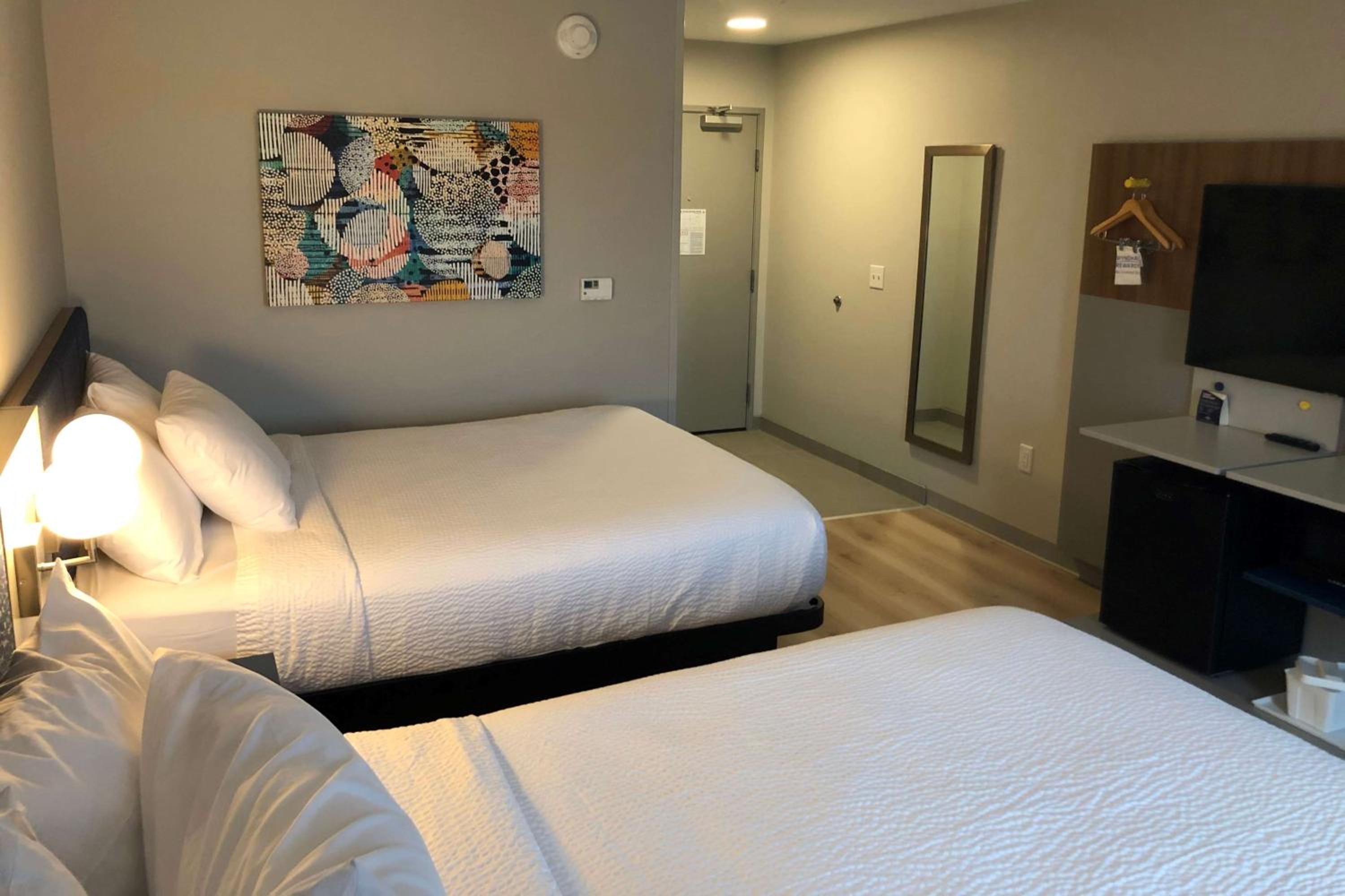 Queen Room with Two Queen Beds - Mobility Access/Non-Smoking - Photo 4