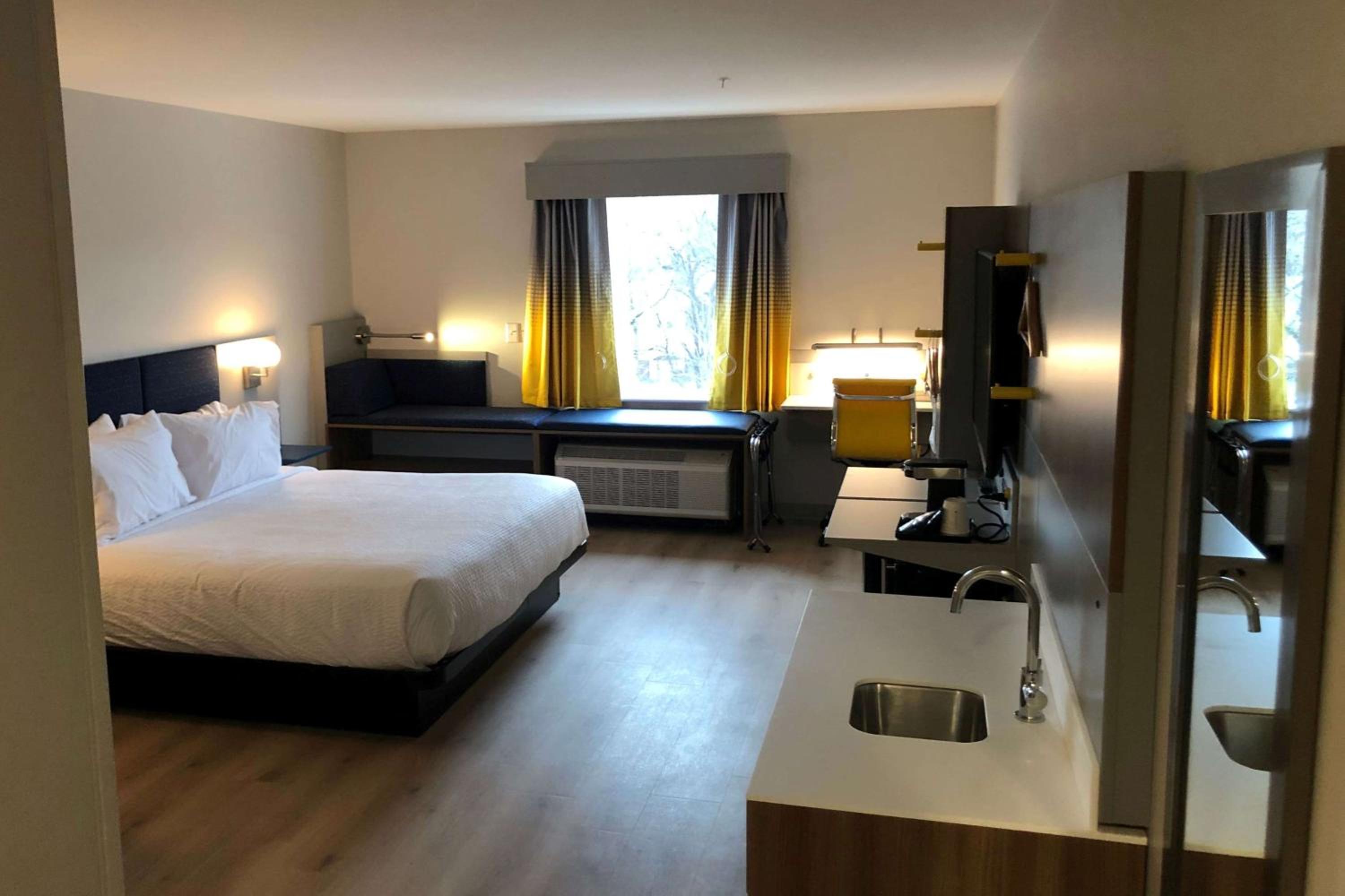 King Suite - Non-Smoking - Photo 1