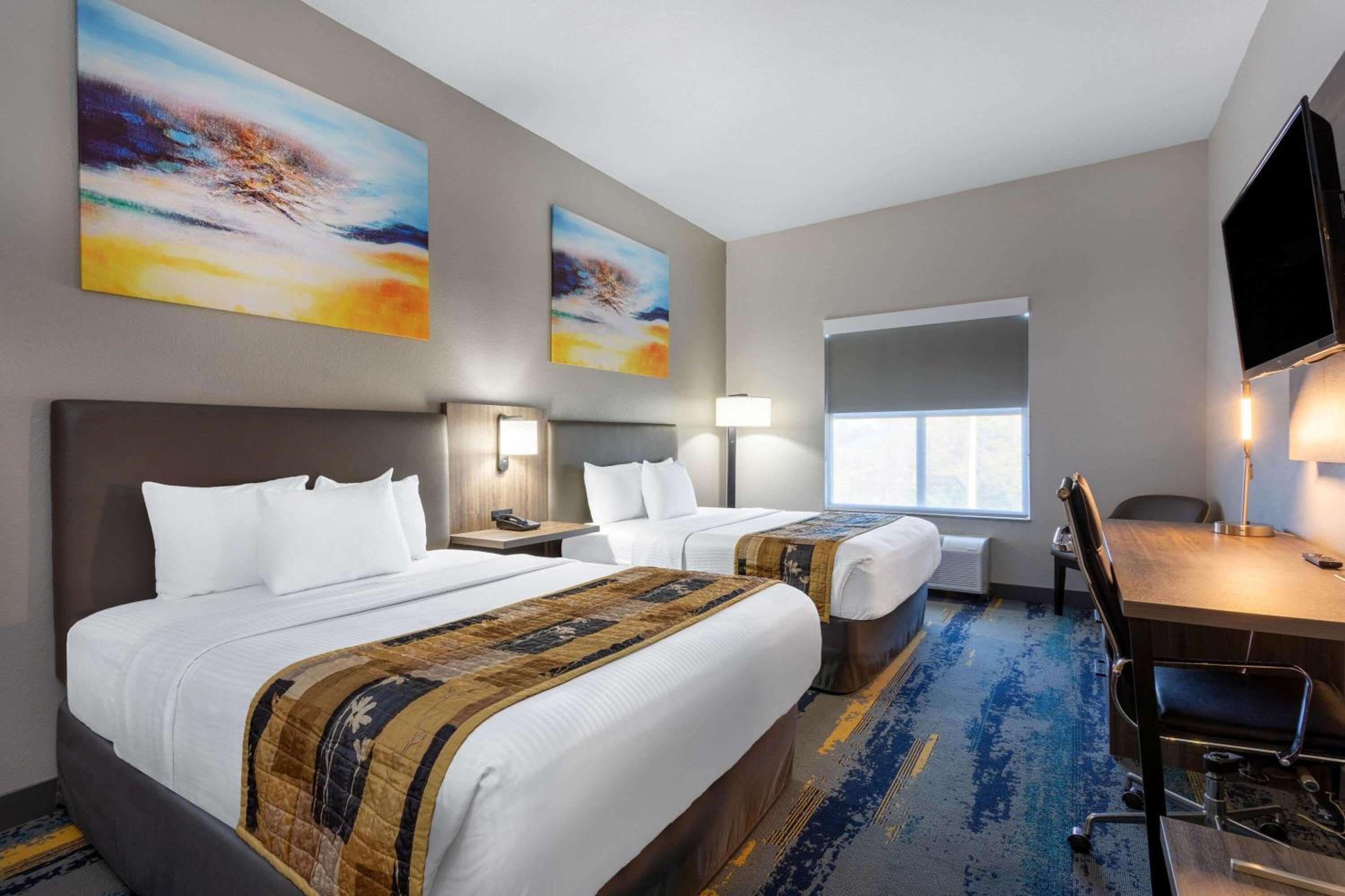 Queen Room with Two Queen Beds - Photo 3