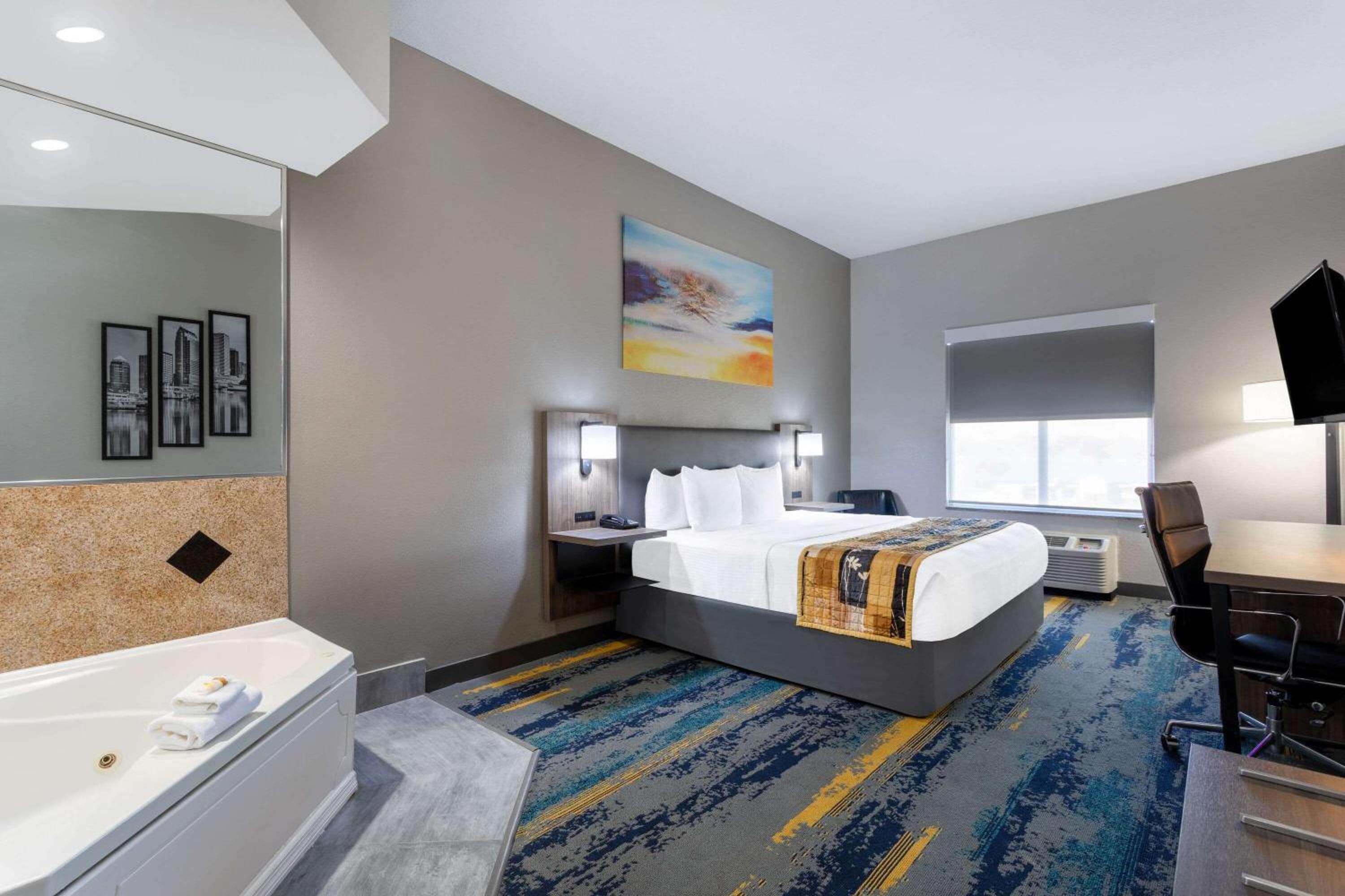 Superior King Suite - Non-Smoking - Photo 8