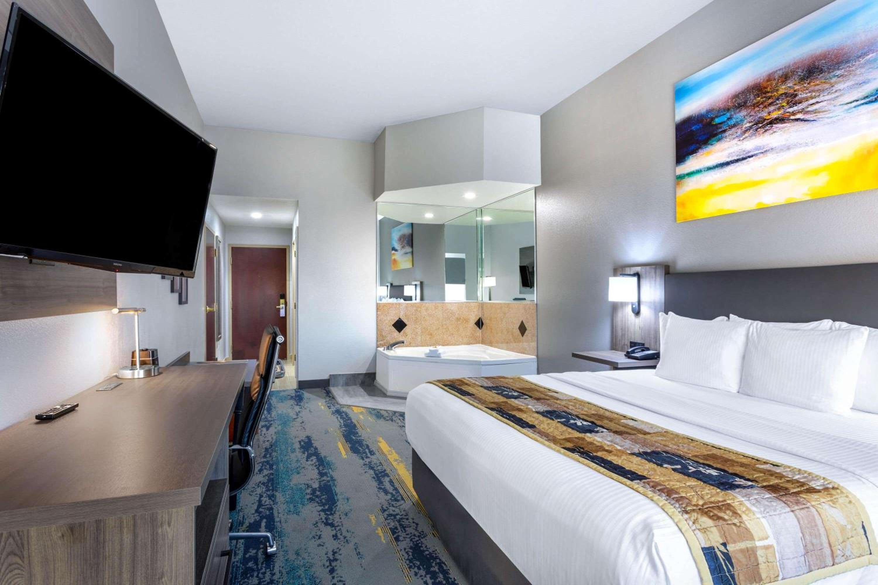 Superior King Suite - Non-Smoking - Photo 4