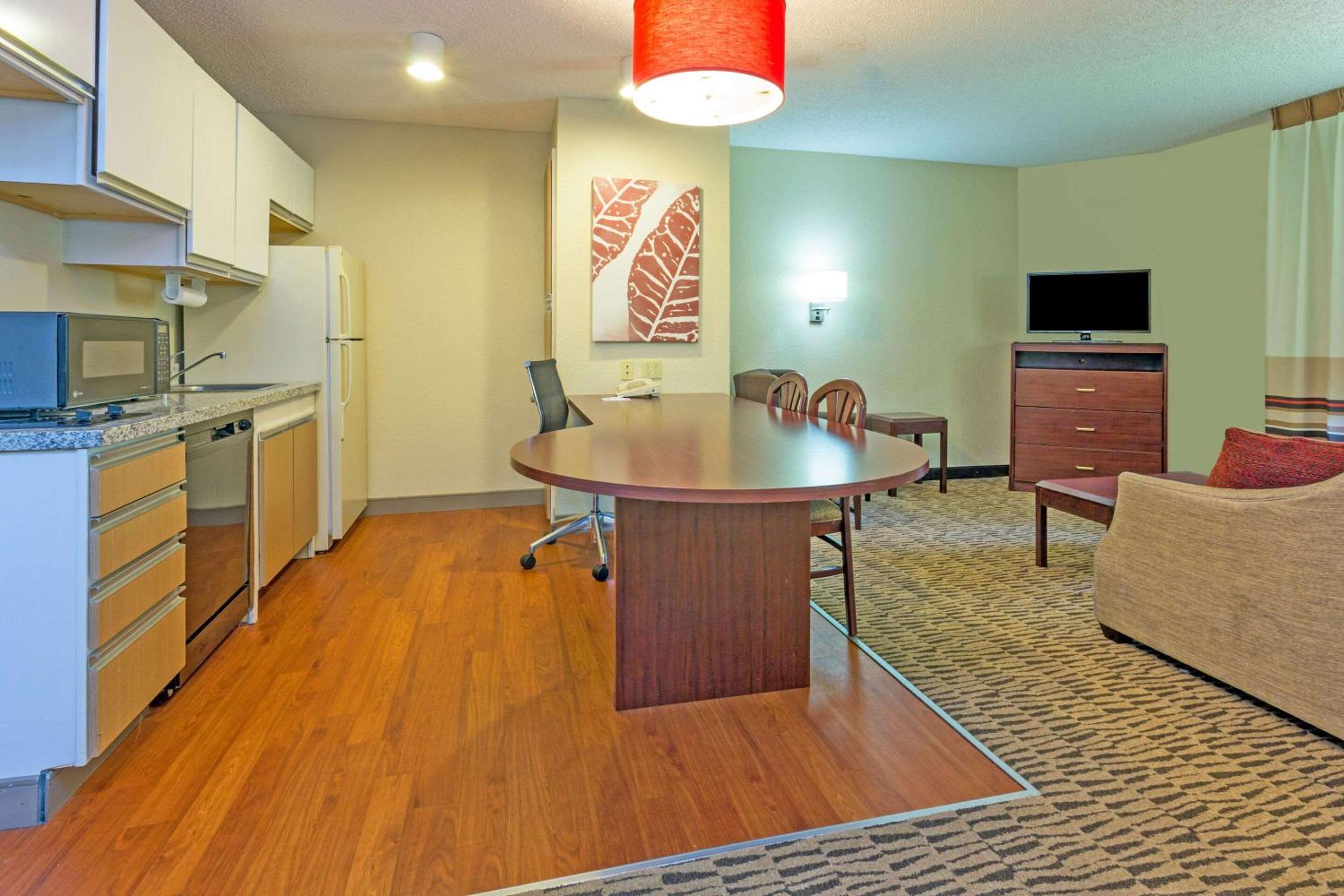 Queen Suite with Accessible Tub and Sofabed - Accessible/Non Smoking - Photo 3