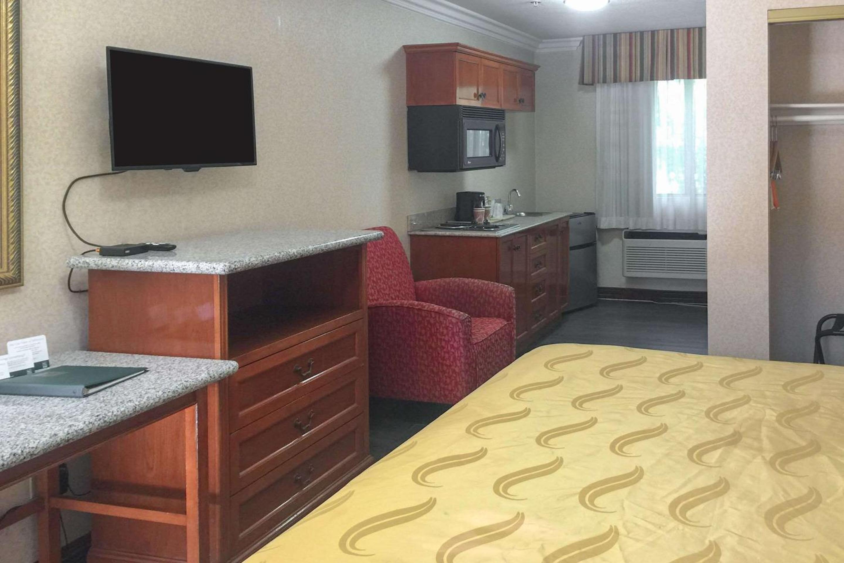 Deluxe Room, 1 King Bed, Kitchenette, Non Smoking - Photo 2