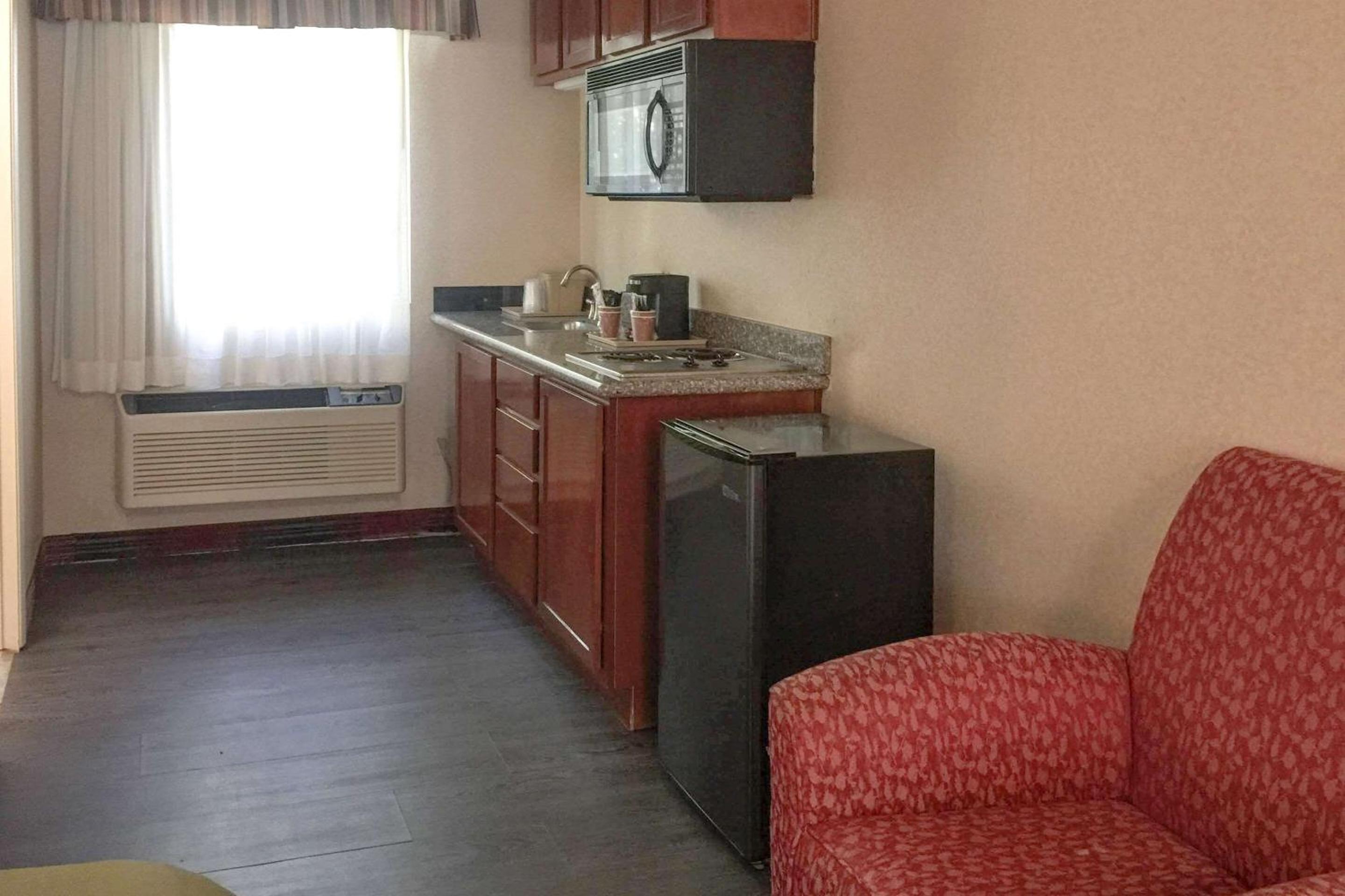 Deluxe Room, 2 Queen Beds, Kitchenette, Non Smoking - Photo 6