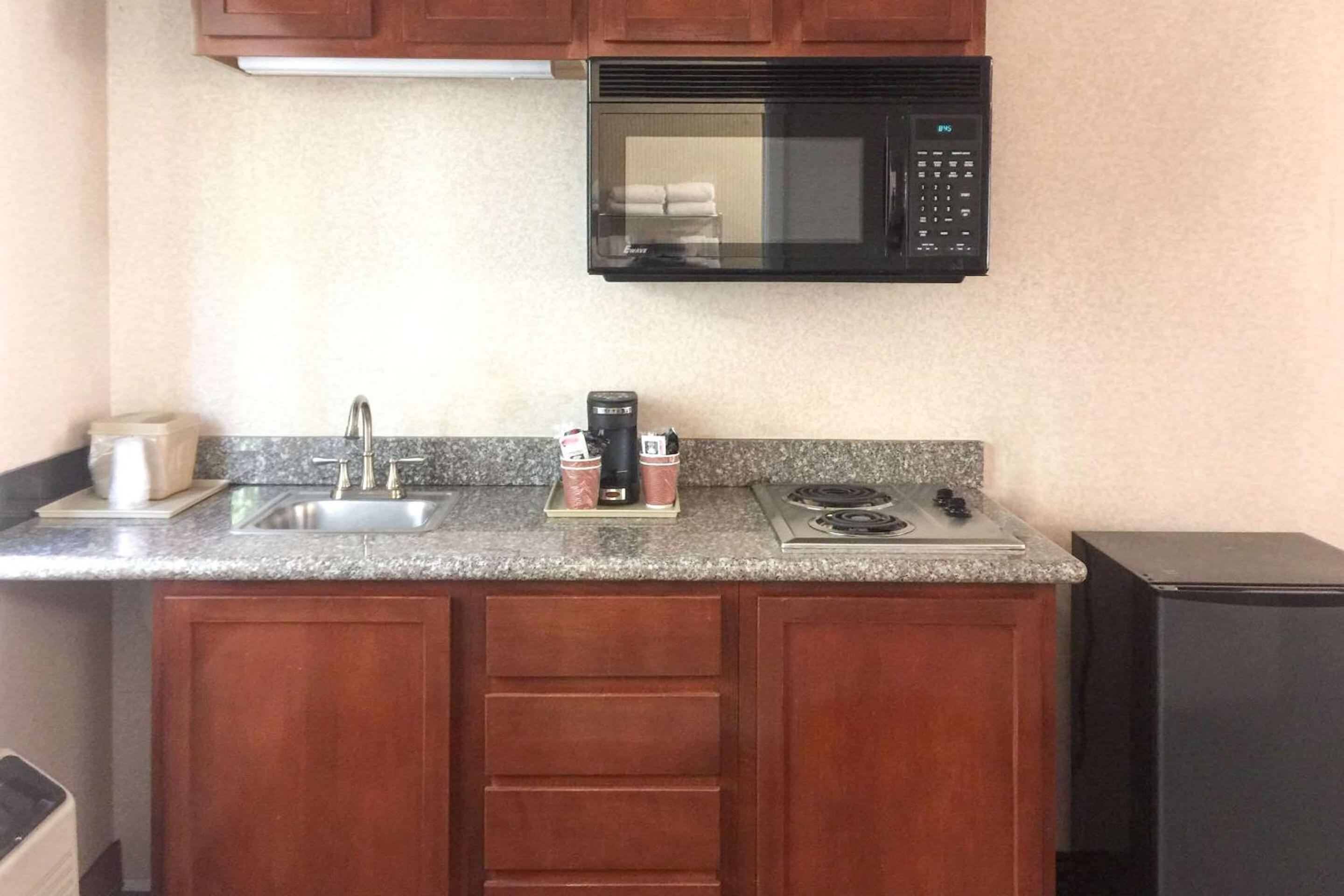 Deluxe Room, 2 Queen Beds, Kitchenette, Non Smoking - Photo 3