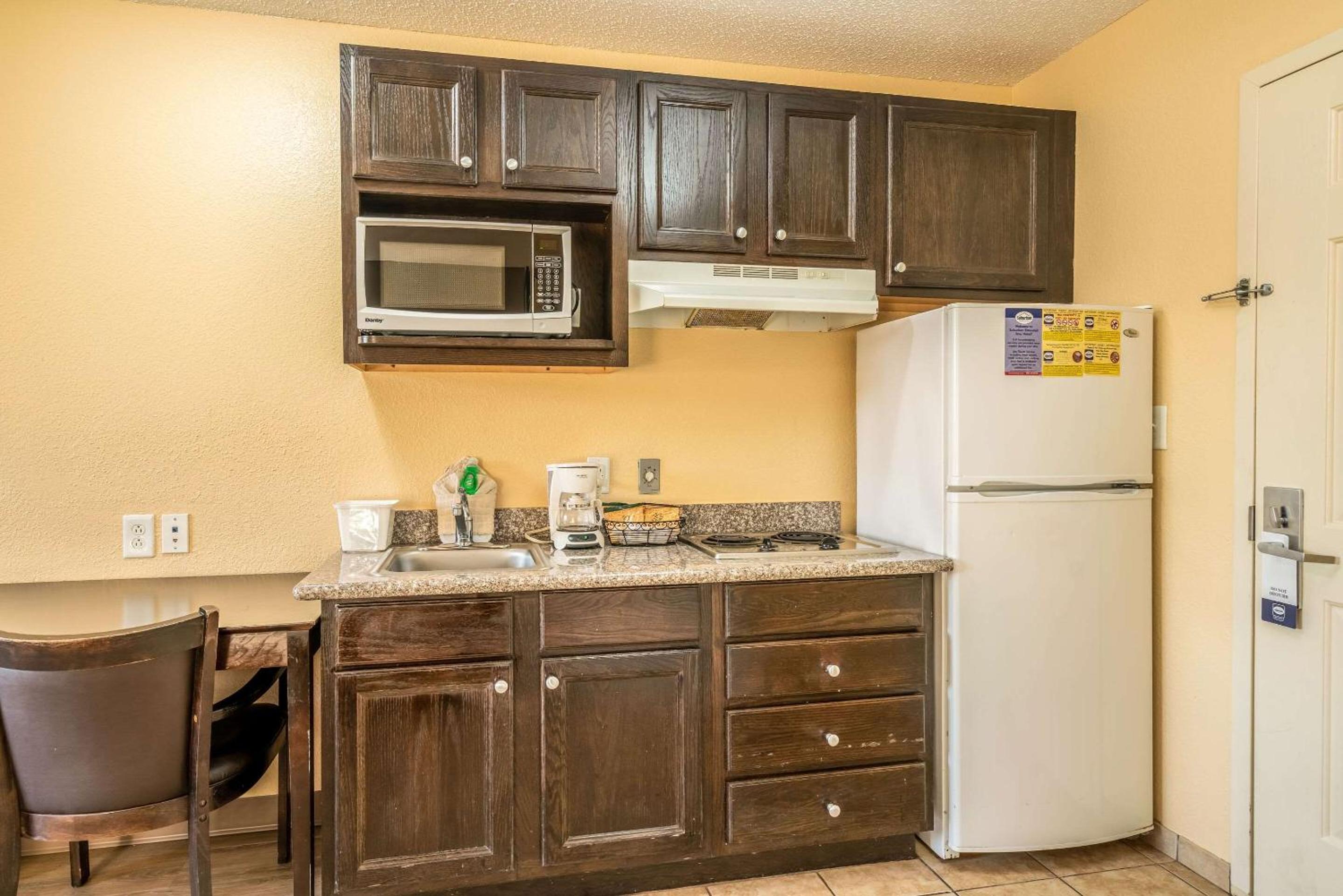 Efficiency Queen Room with Cooktop - Non Smoking - Photo 4