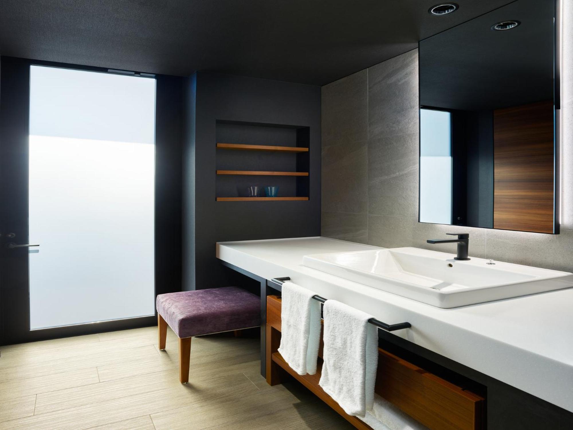 Deluxe Twin (With Balcony) - Photo 2