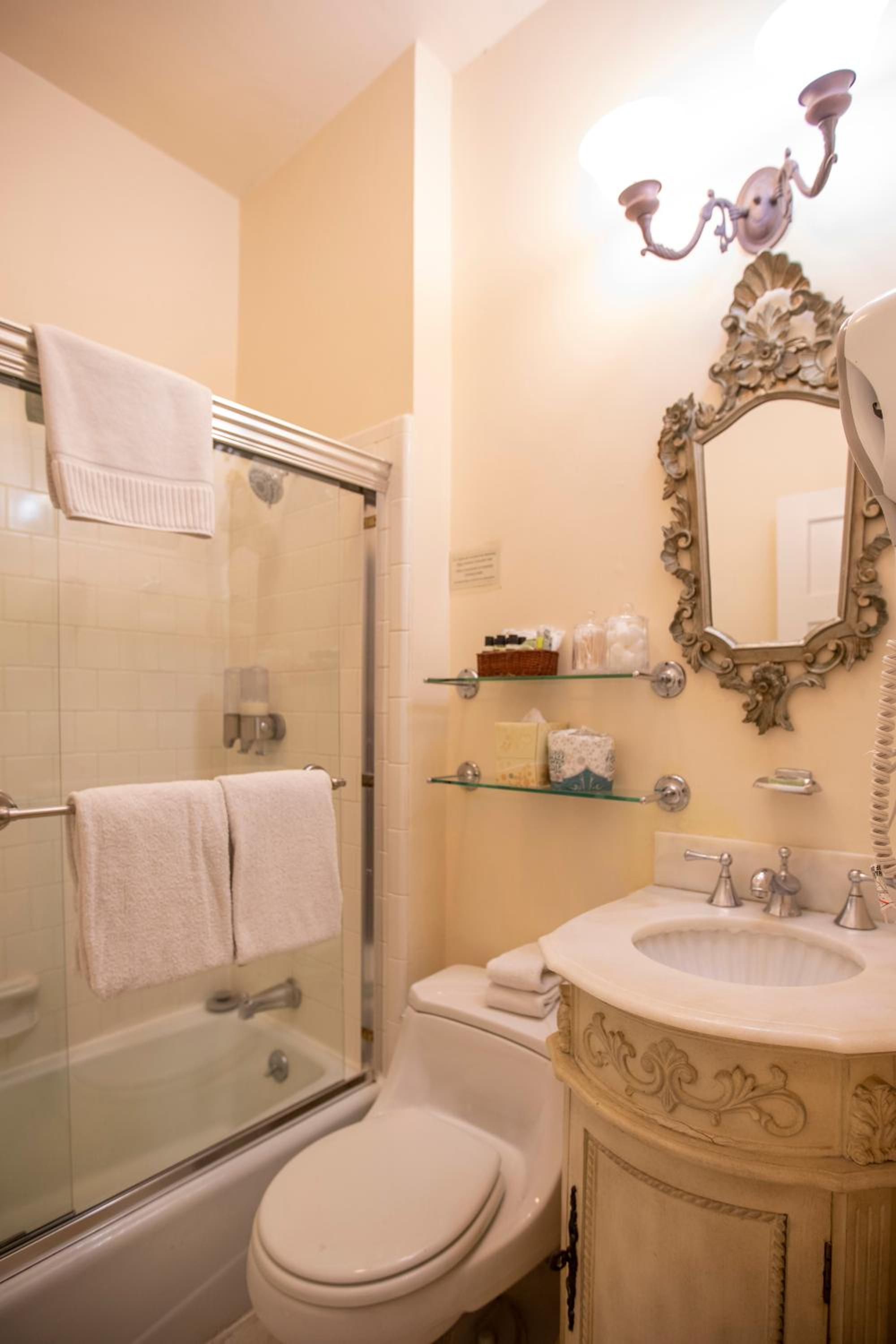 Standard King Room - Photo 15
