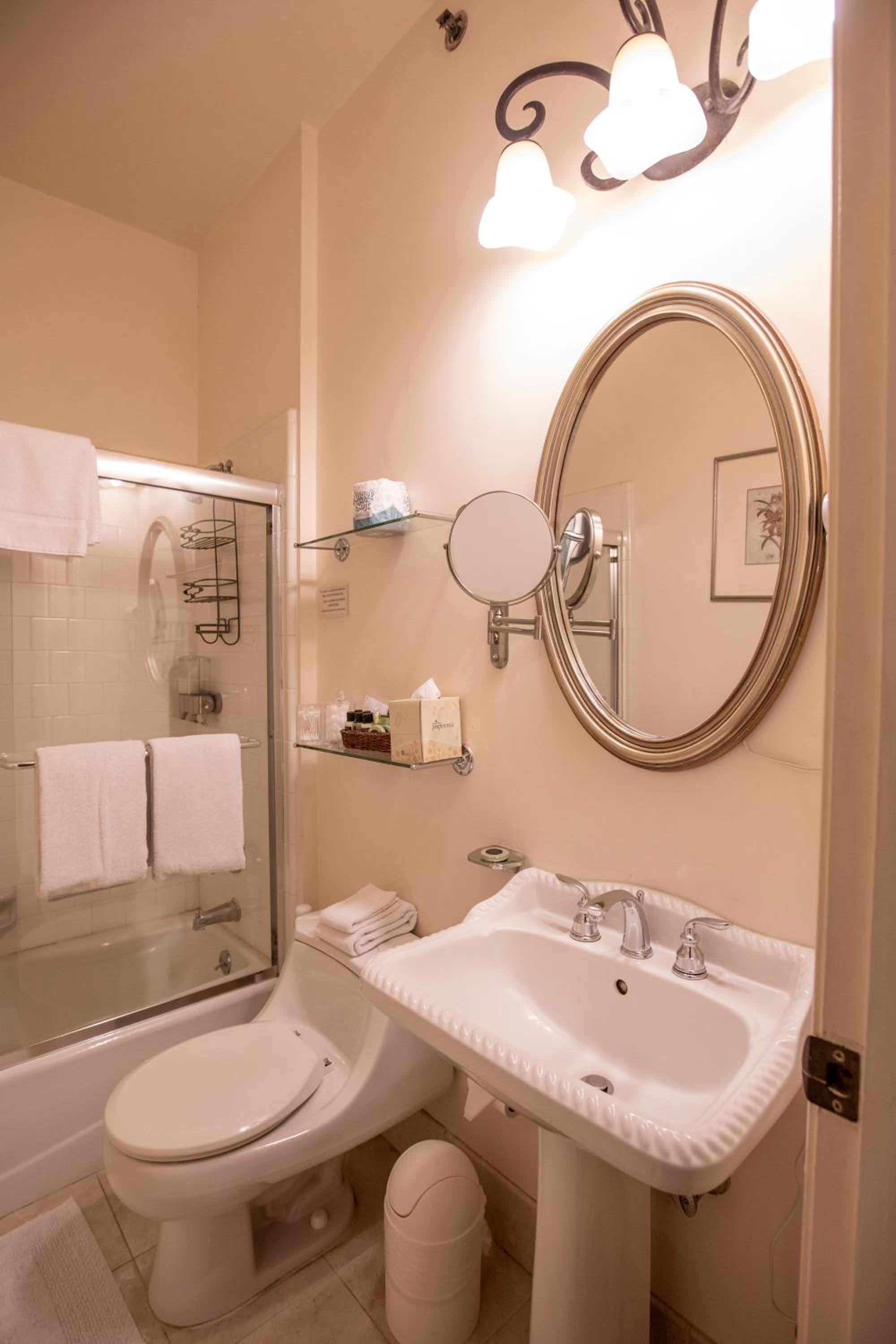 Standard King Room - Photo 14