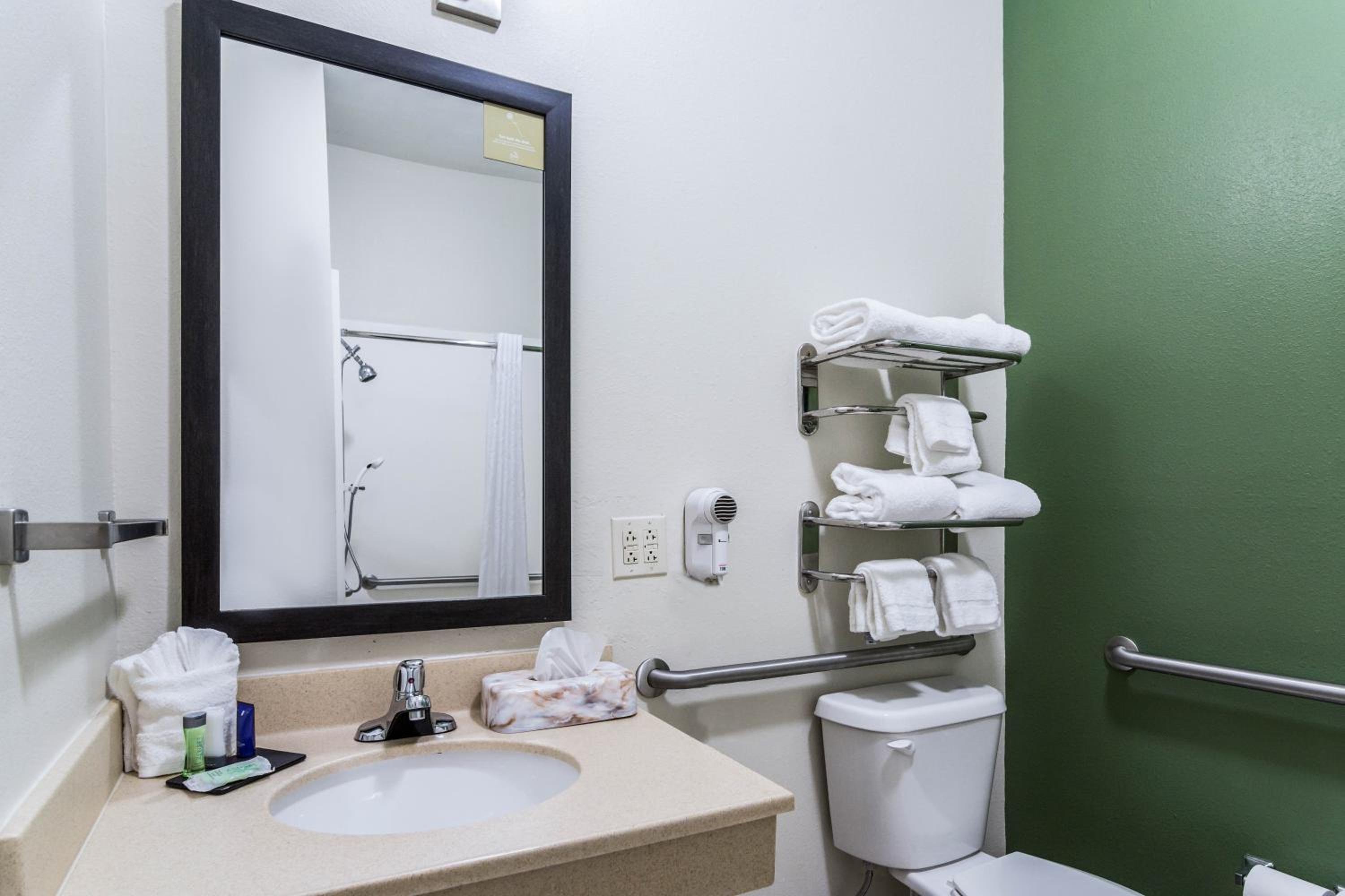 King Suite with Accessible Tub - Accessible/Non-Smoking - Photo 3