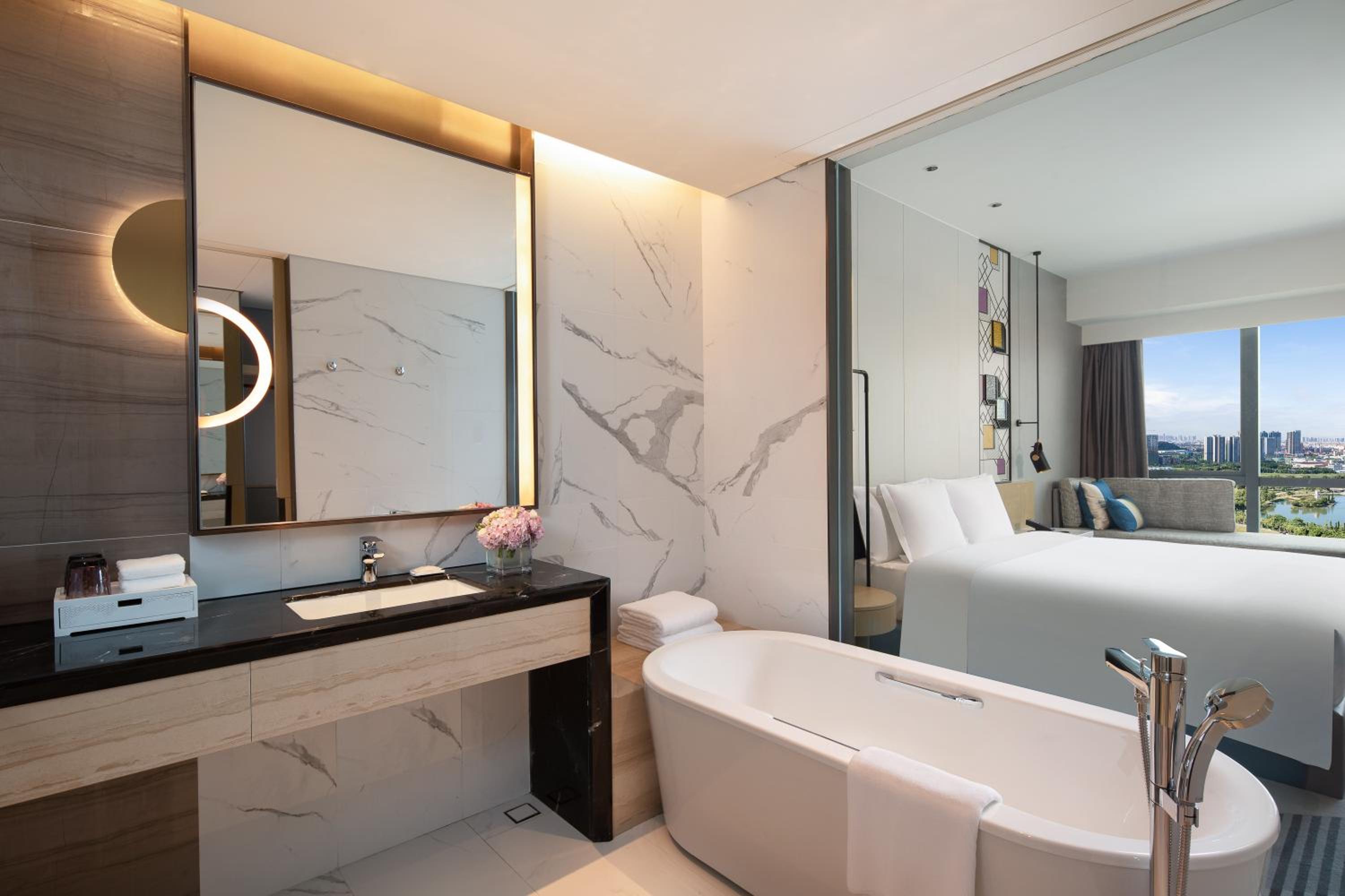 Standard King Room with Lake View - Photo 2