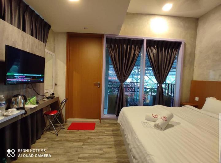 Deluxe King Room with Balcony - Photo 6