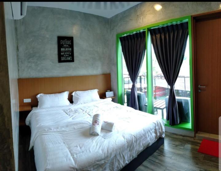 Deluxe King Room with Balcony - Photo 5