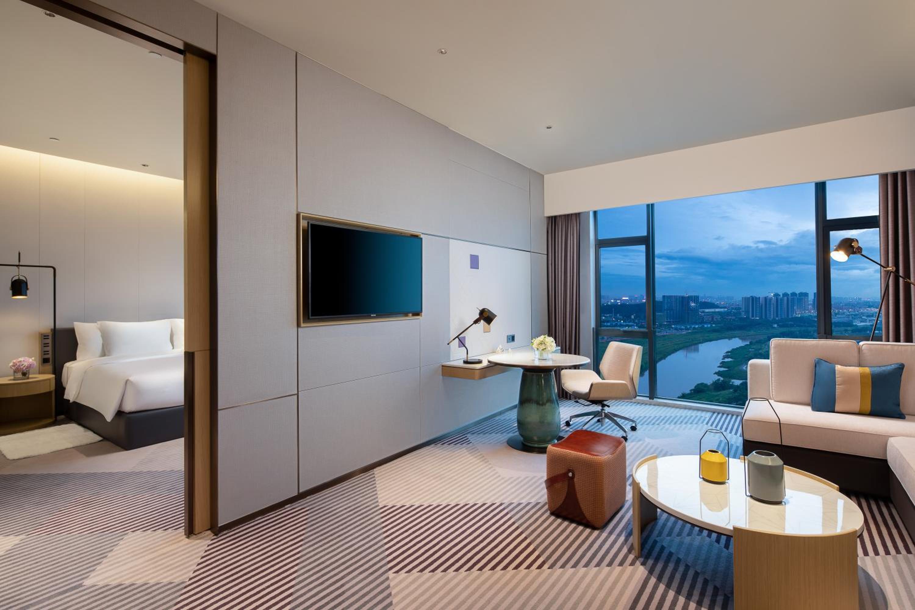 One-Bedroom Suite Lounge Access - Photo 2