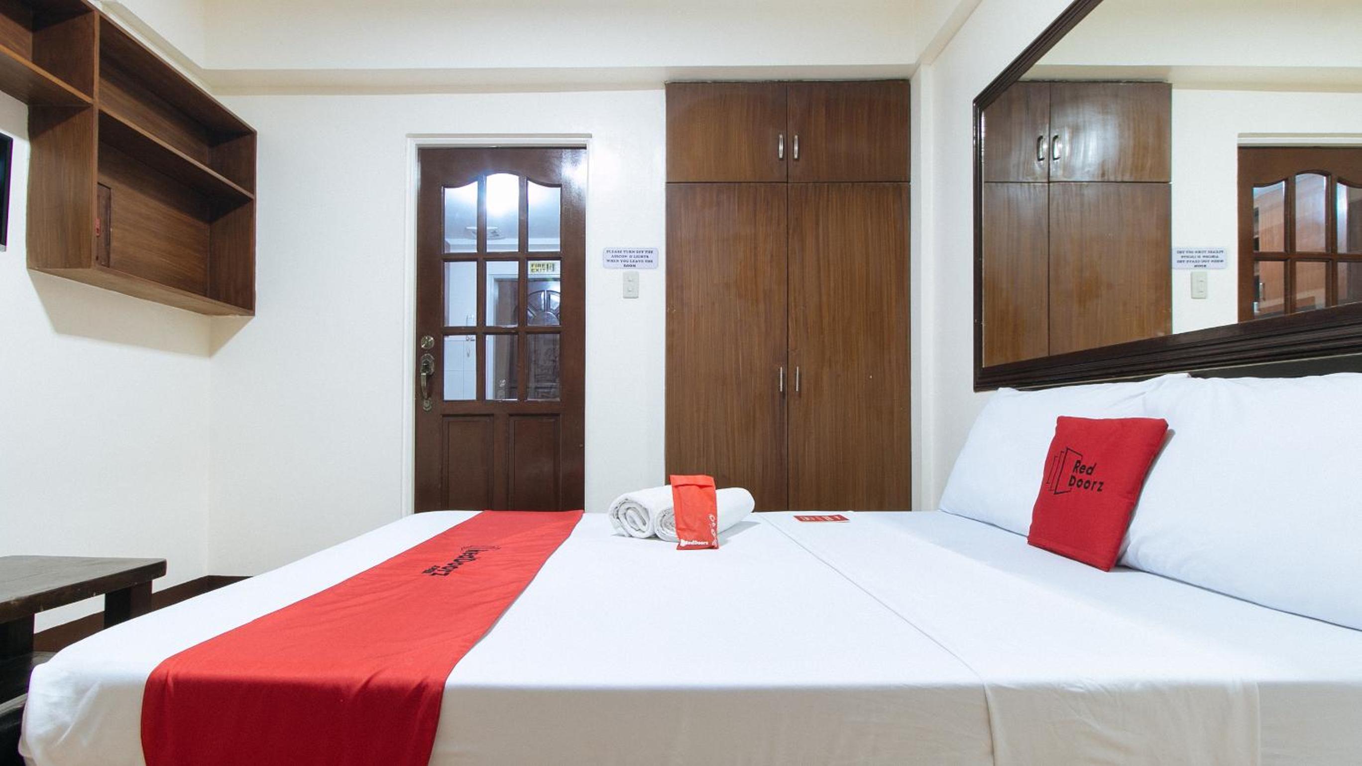 Deluxe Room - Photo 16