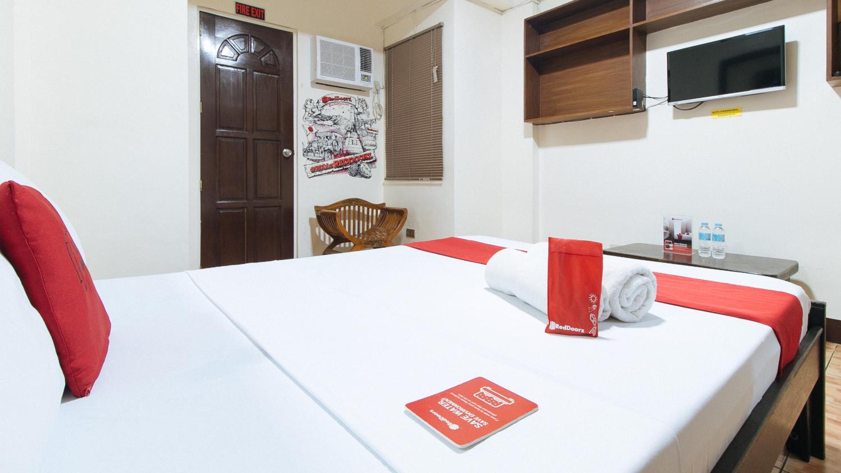 Deluxe Room - Photo 13