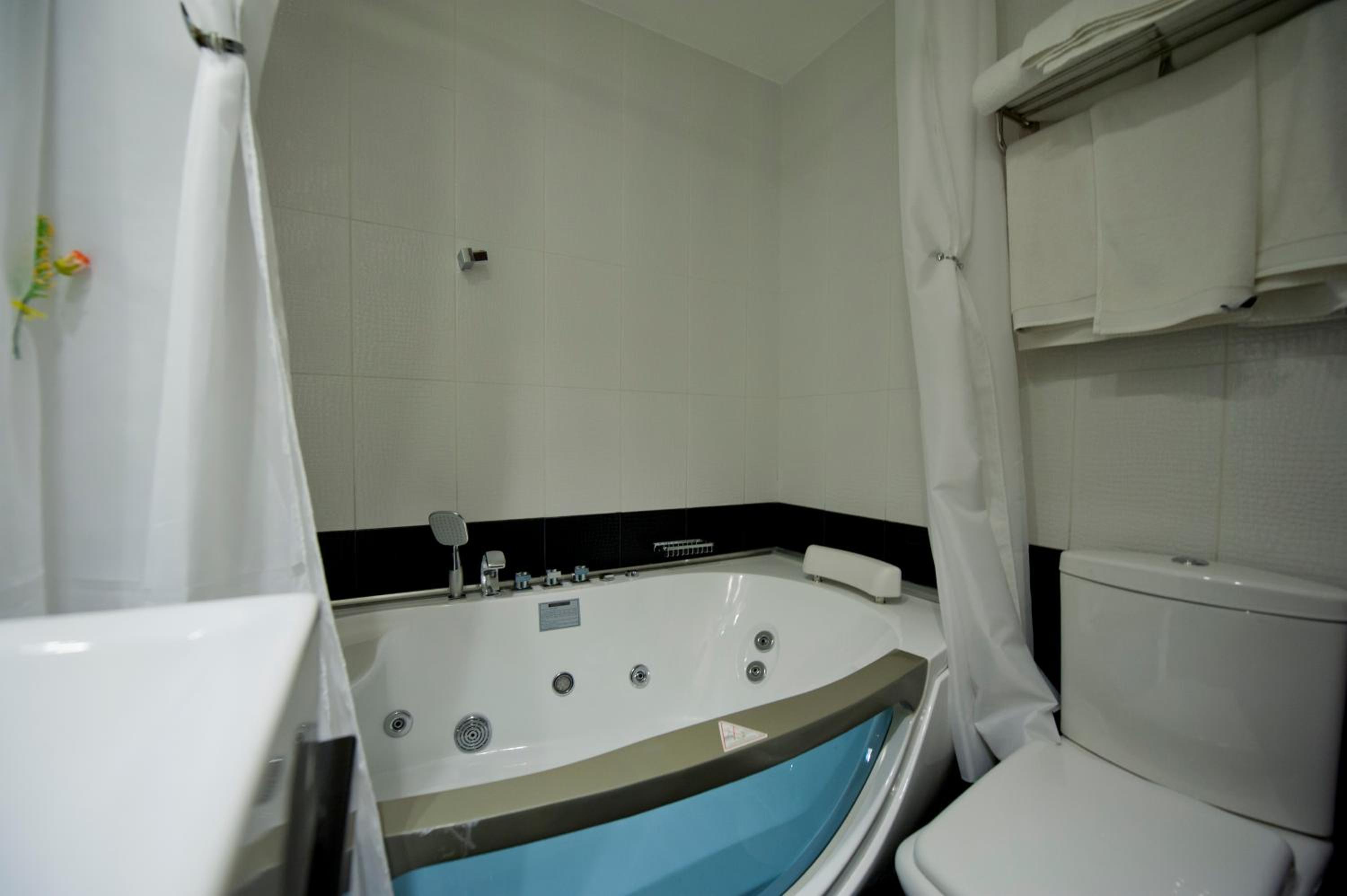 Quadruple Room with Spa Bath photo 3