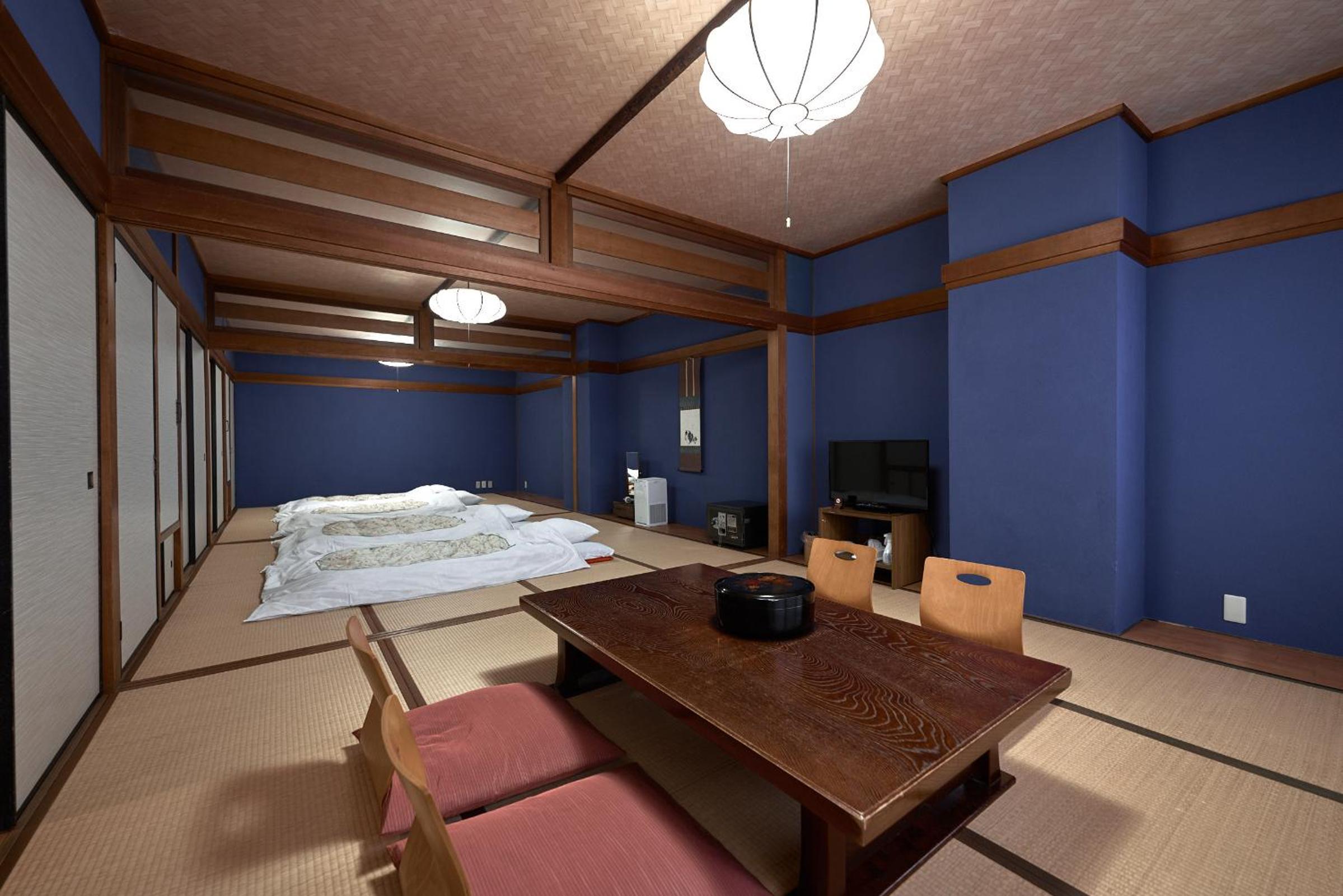 Japanese Style Family Room with Shared Bathroom photo 2