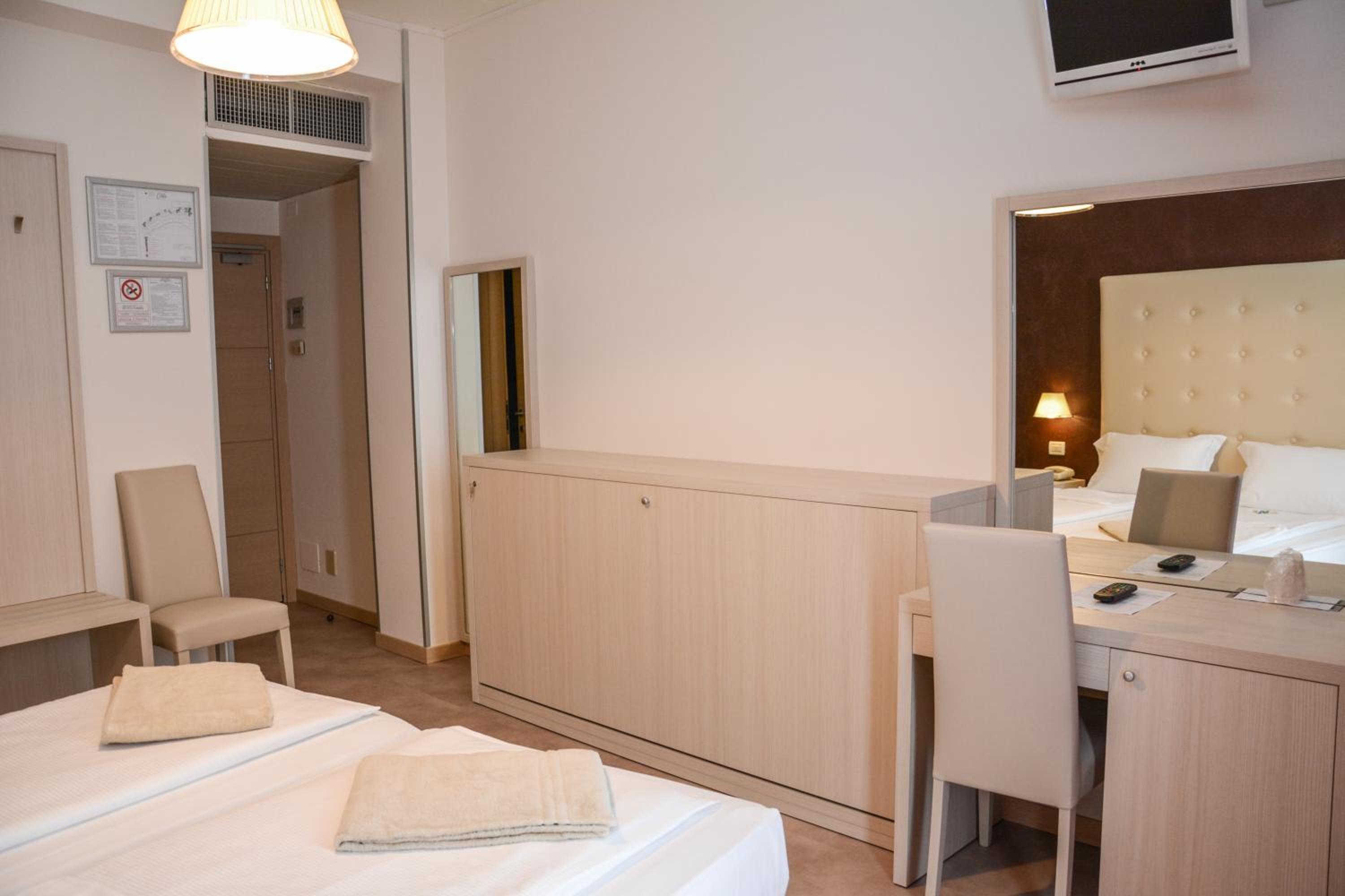 Twin Room with Lake View photo 1