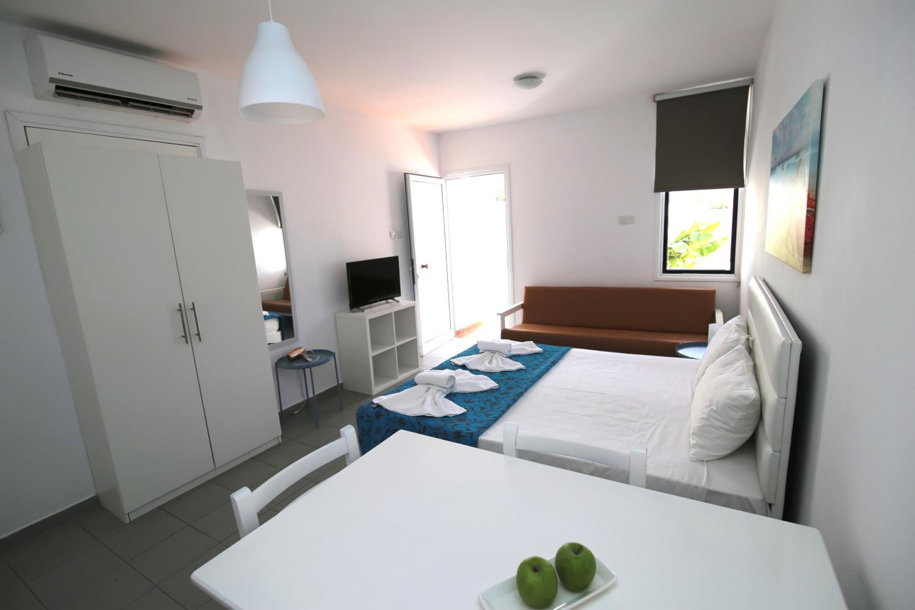 Deluxe Studio with Pool View photo 3
