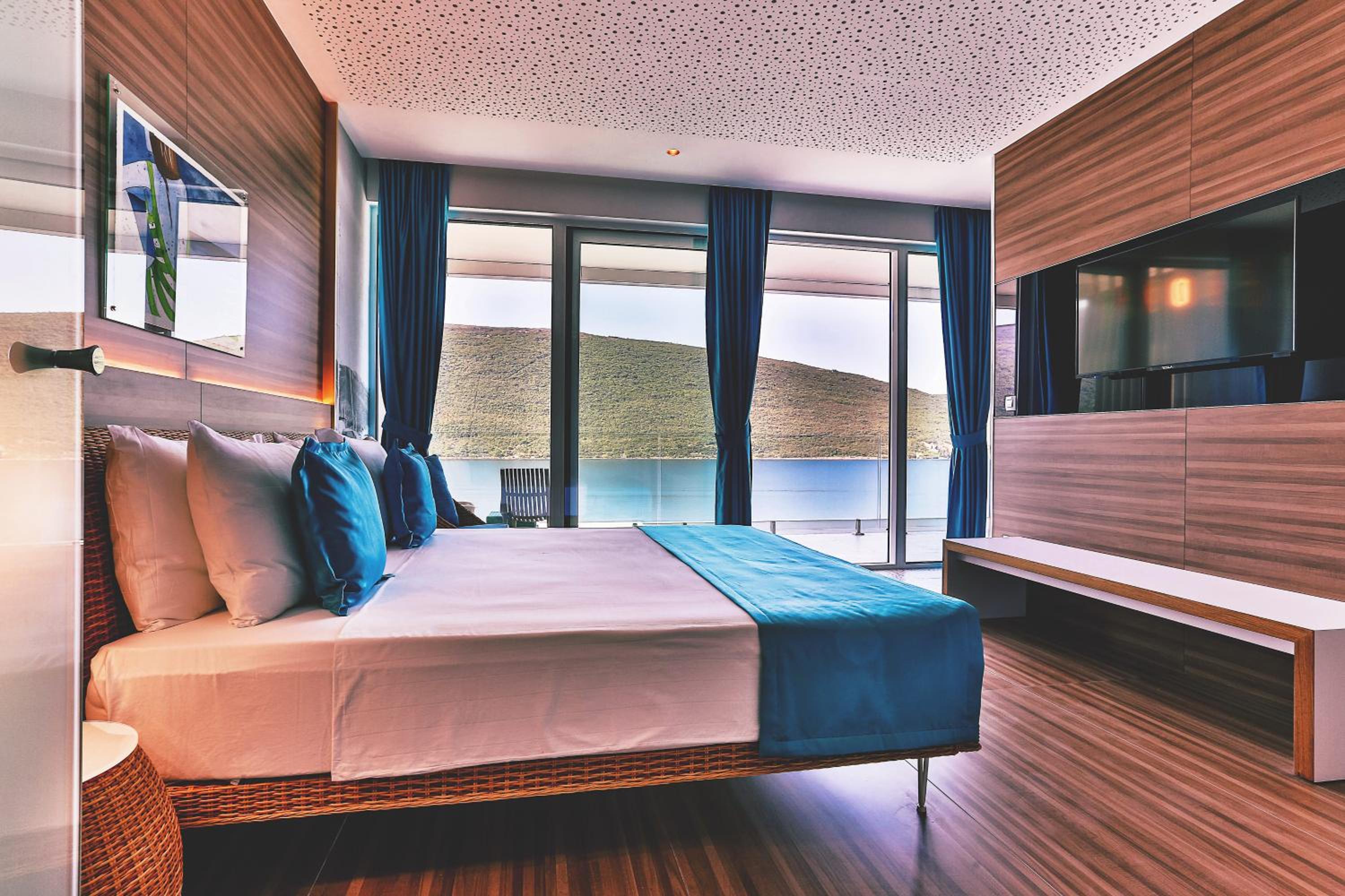 Deluxe Double Room with Balcony and Sea View