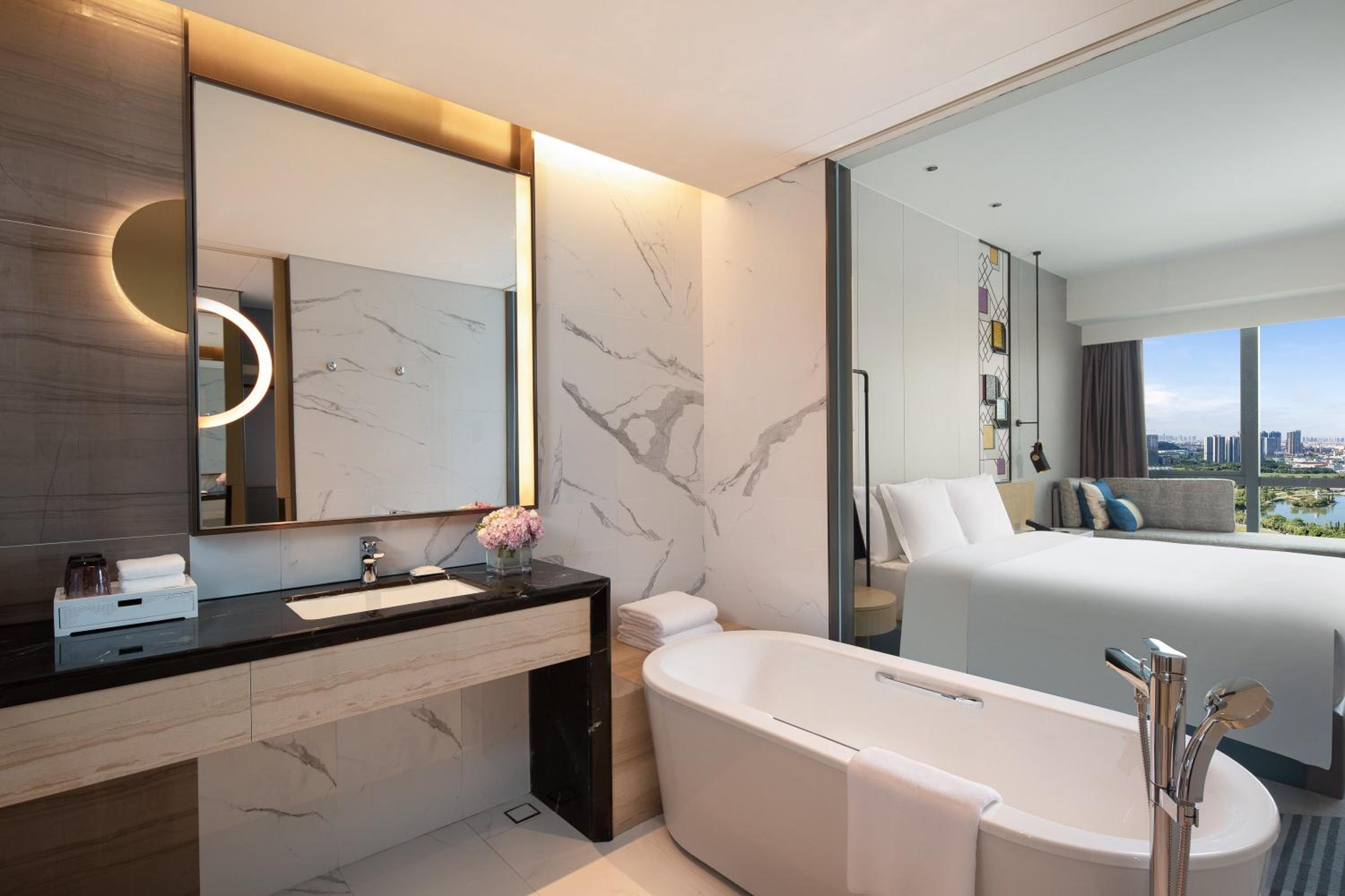 Standard King Room with Lake View - Photo 7