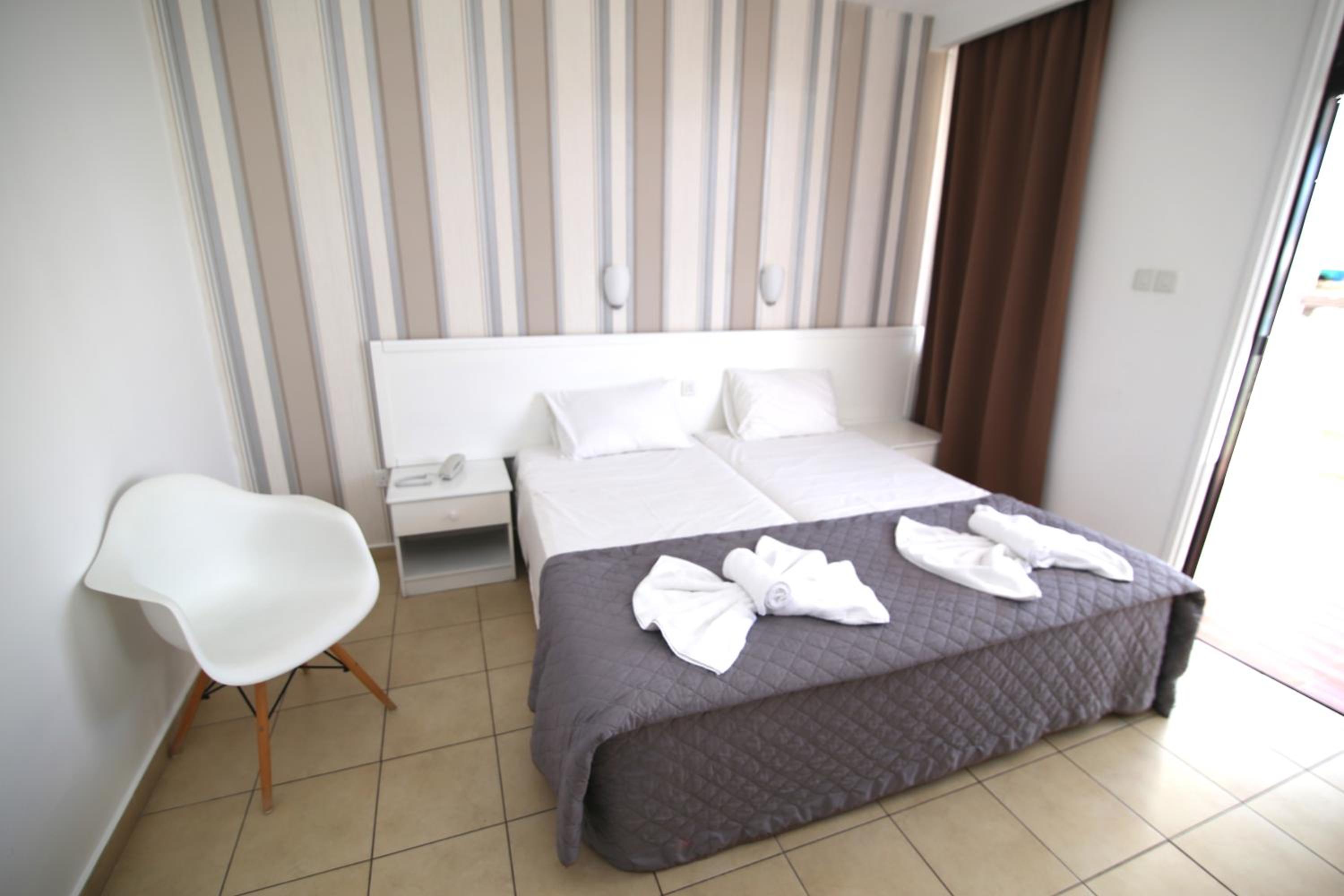 Double or Twin Room with Easy Pool Access photo 2