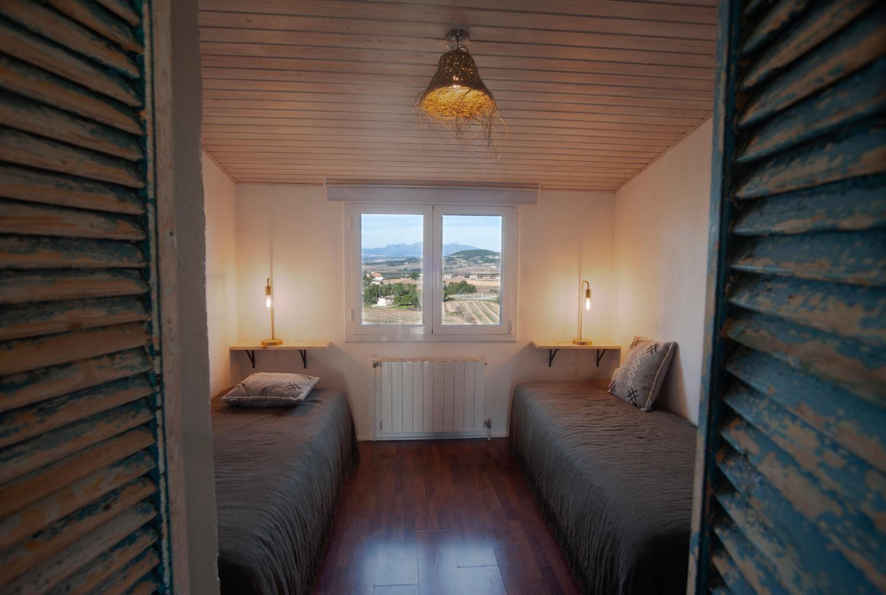 Quadruple Room with Private Bathroom - Photo 3