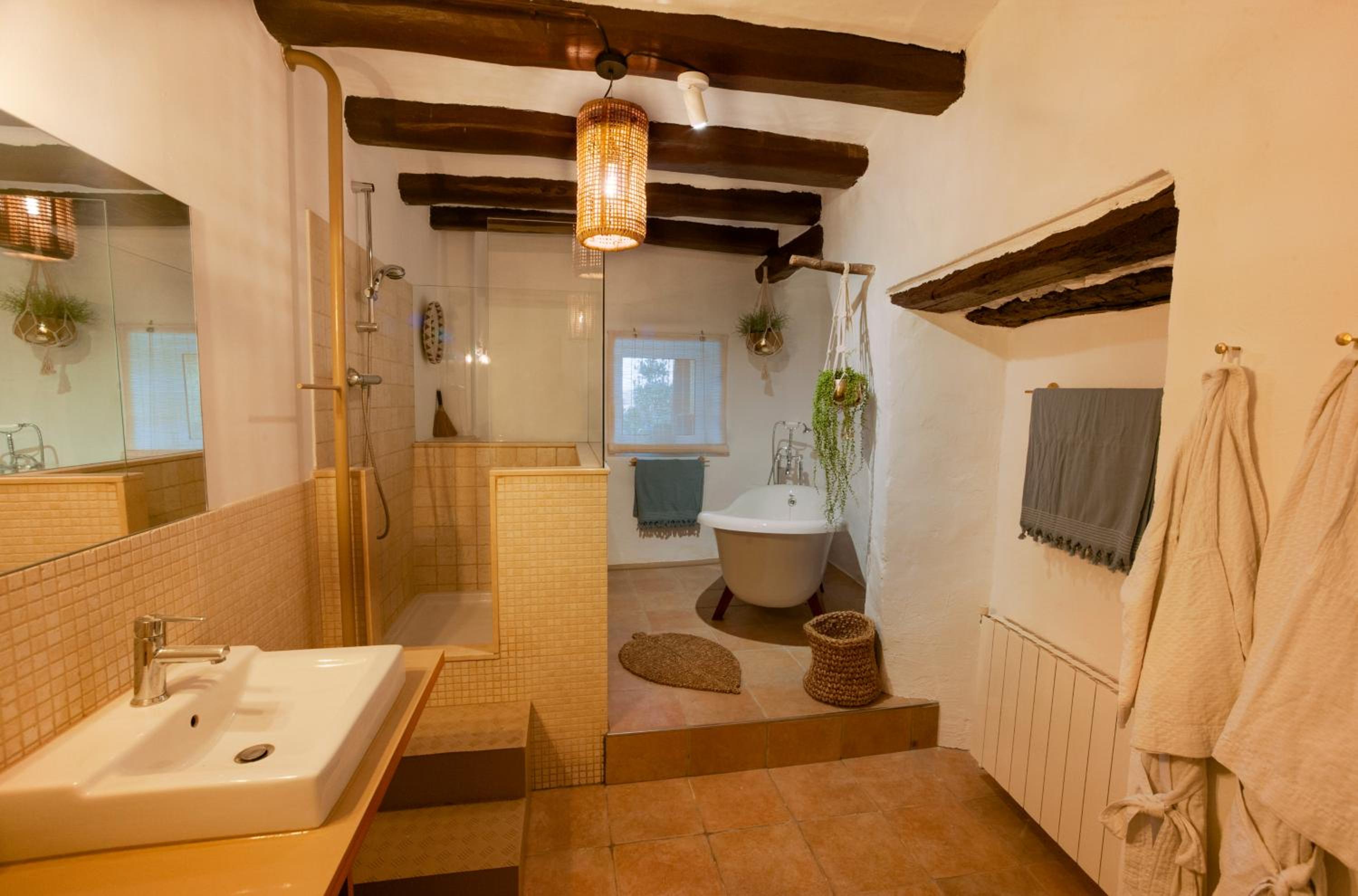 Deluxe Double Room - Photo 8